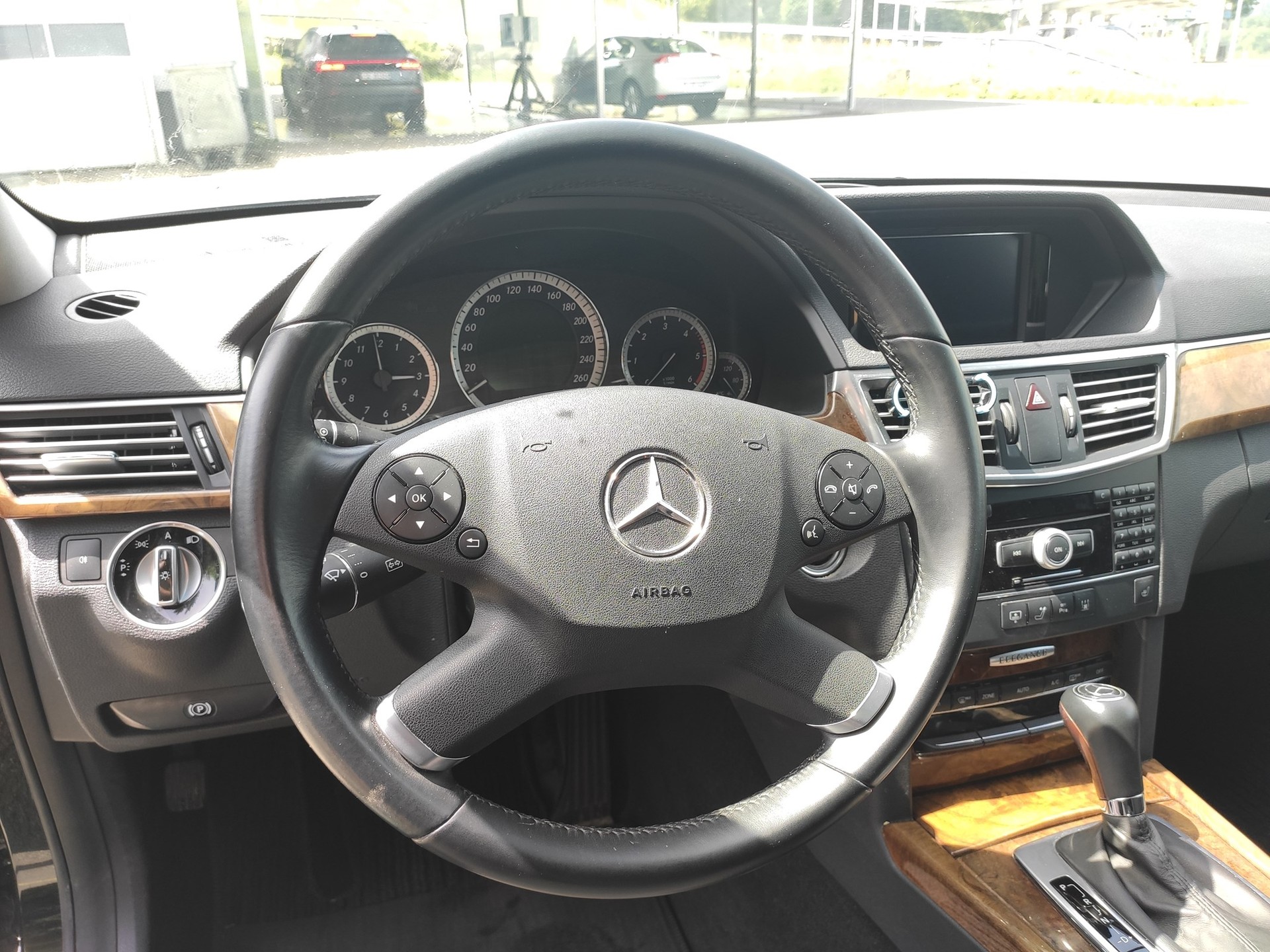 MERCEDES-BENZ E 250 CDI BlueEfficiency Elégance Automatic-image-4