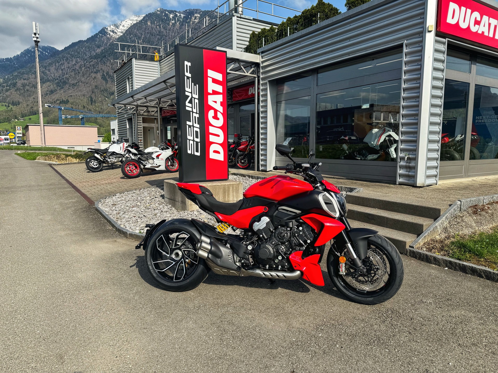 DUCATI Diavel V4-image-1