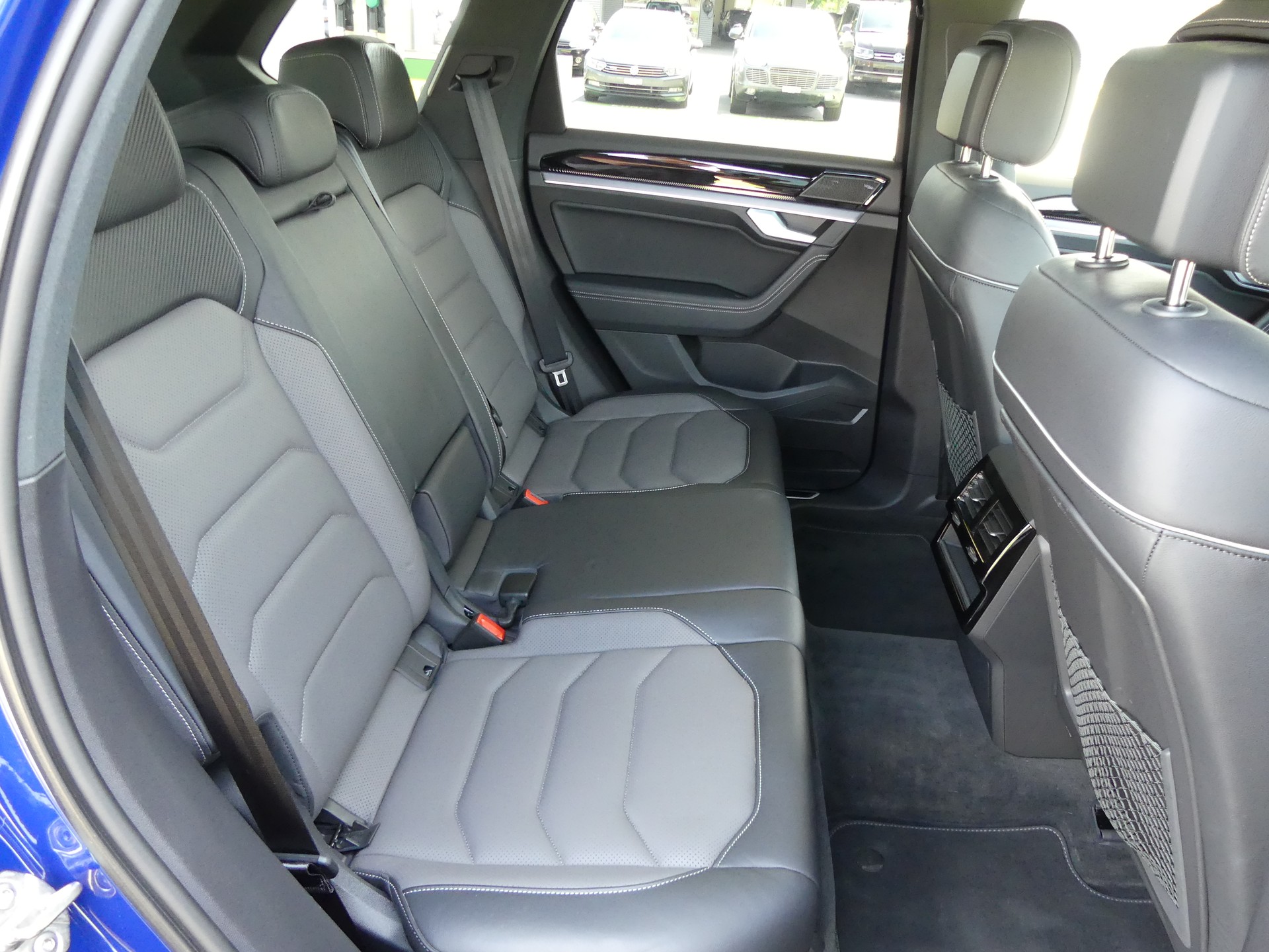 VW Touareg 3.0 TDI R-Line Tiptronic-image-13