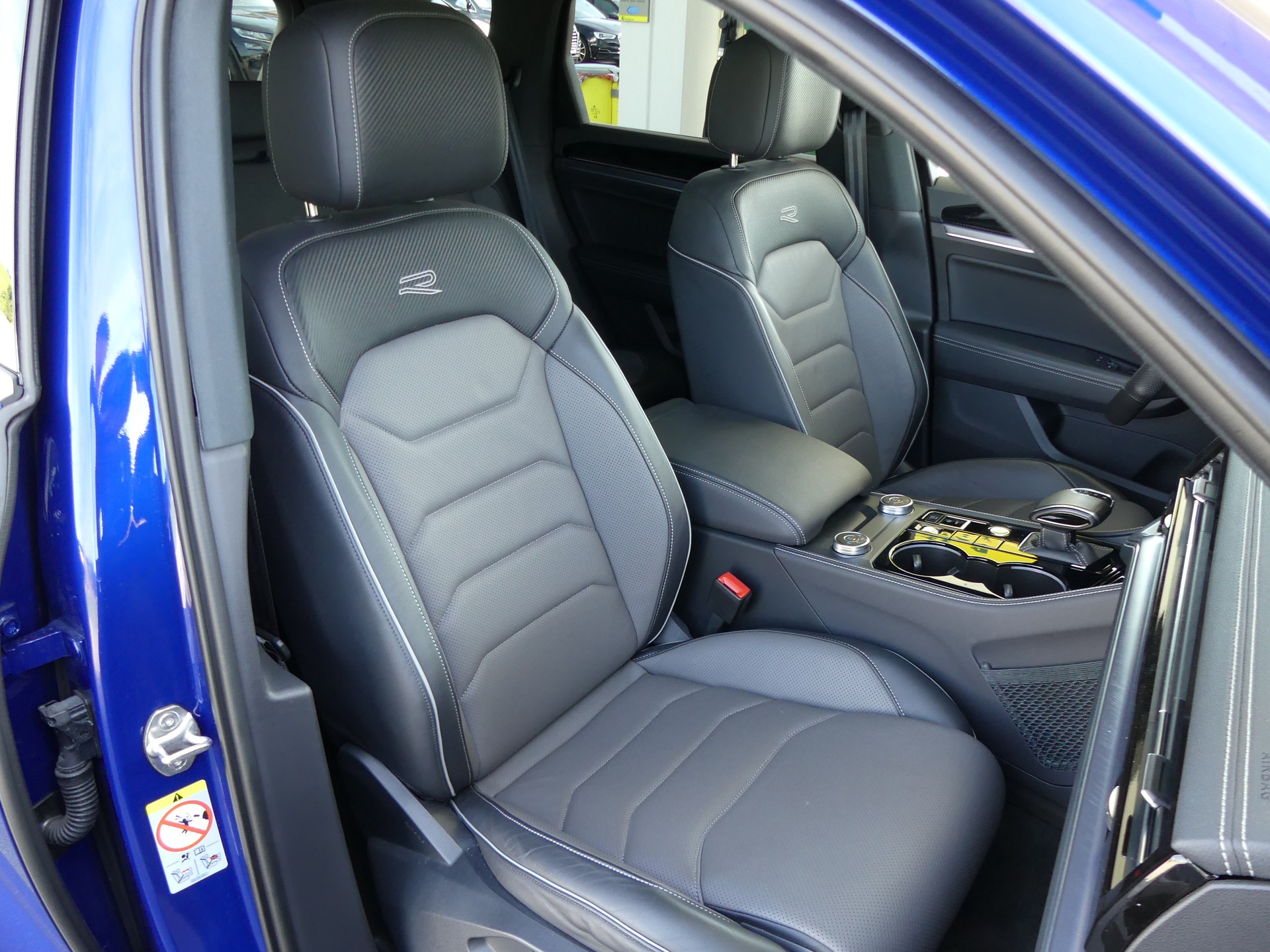 VW Touareg 3.0 TDI R-Line Tiptronic-image-12
