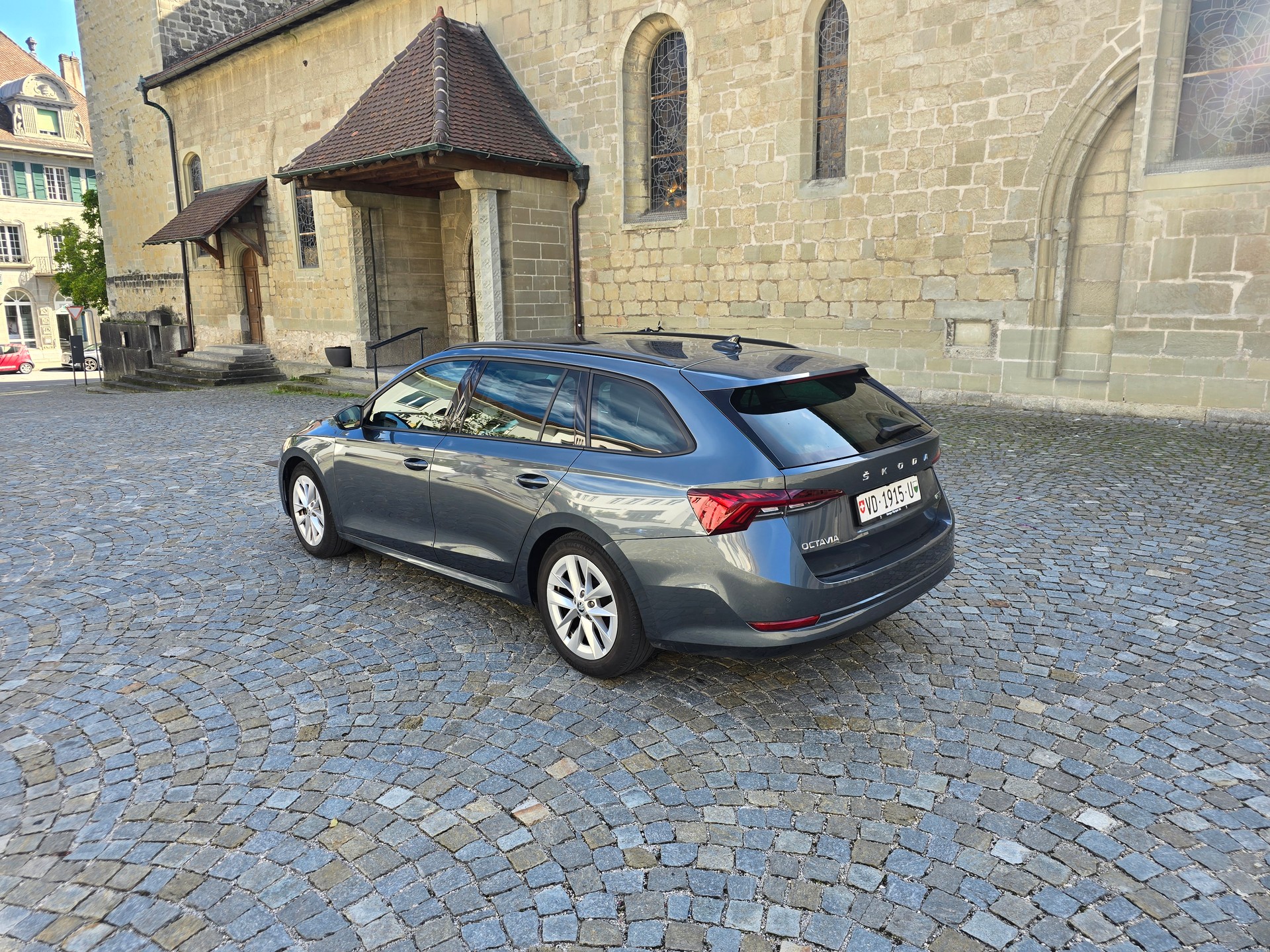 SKODA Octavia Combi 1.0 TSI mHEV DSG Ambition-image-2