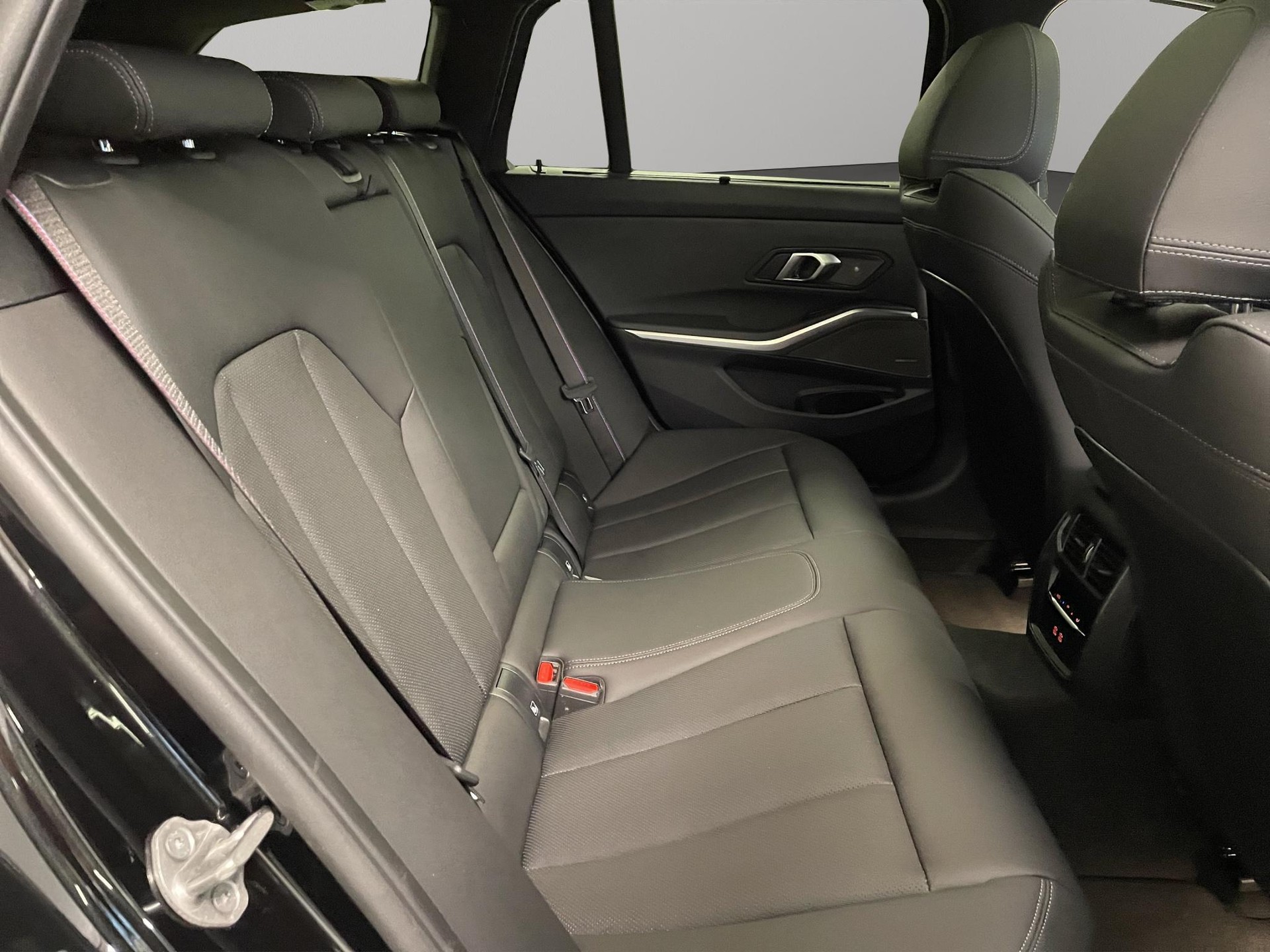 BMW 320e xDrive Touring-image-19