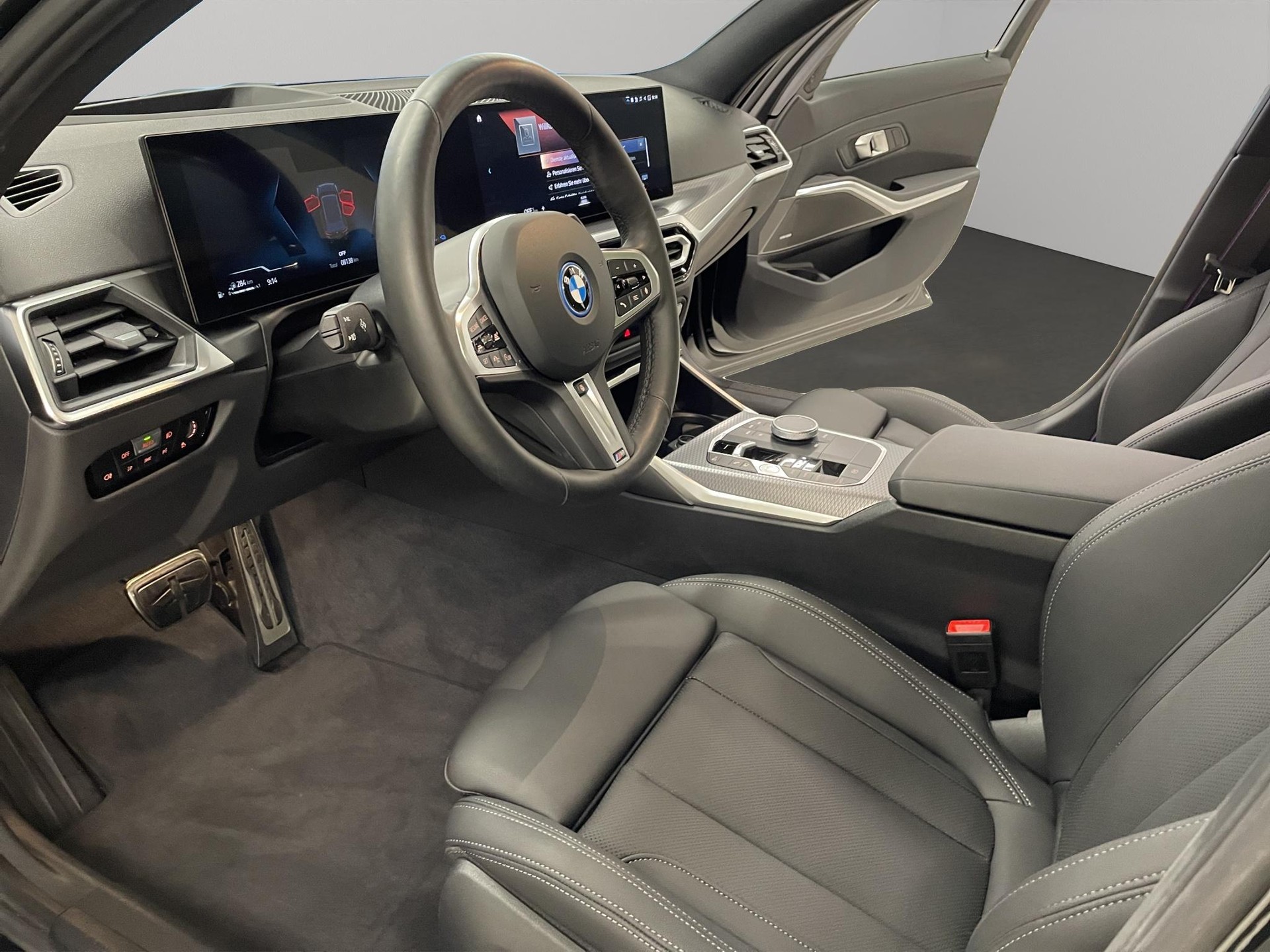 BMW 320e xDrive Touring-image-11