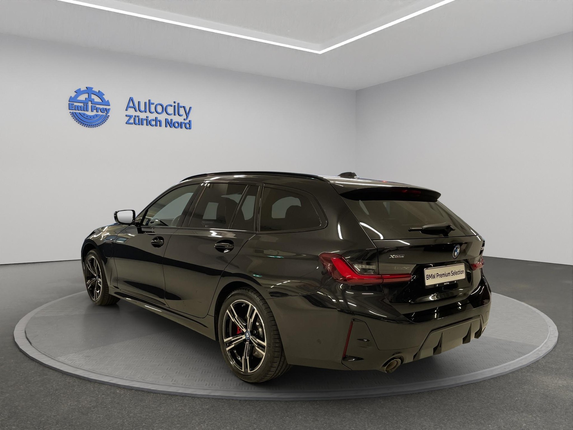 BMW 320e xDrive Touring-image-5