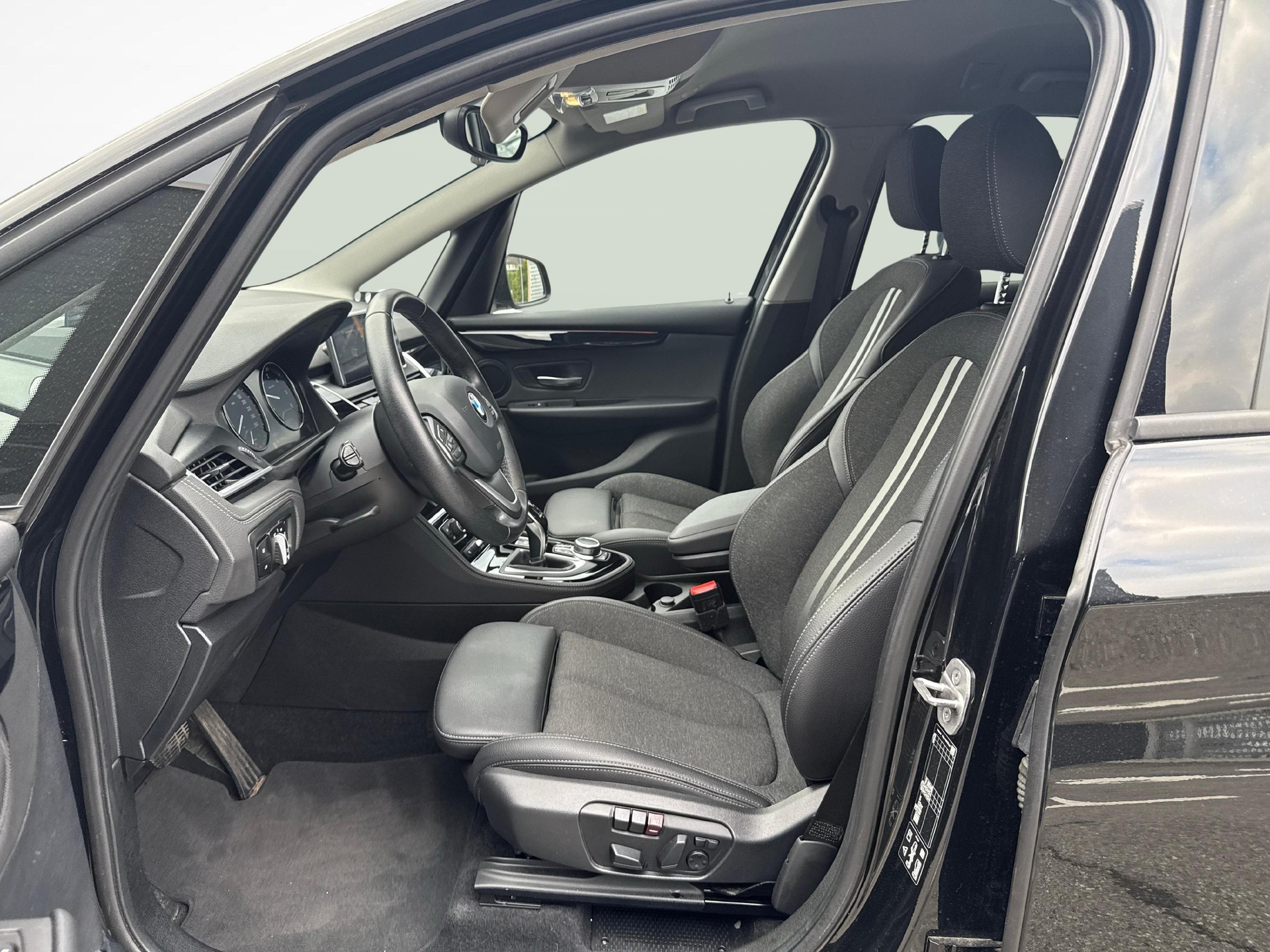BMW 218d xDrive Gran Tourer-image-10