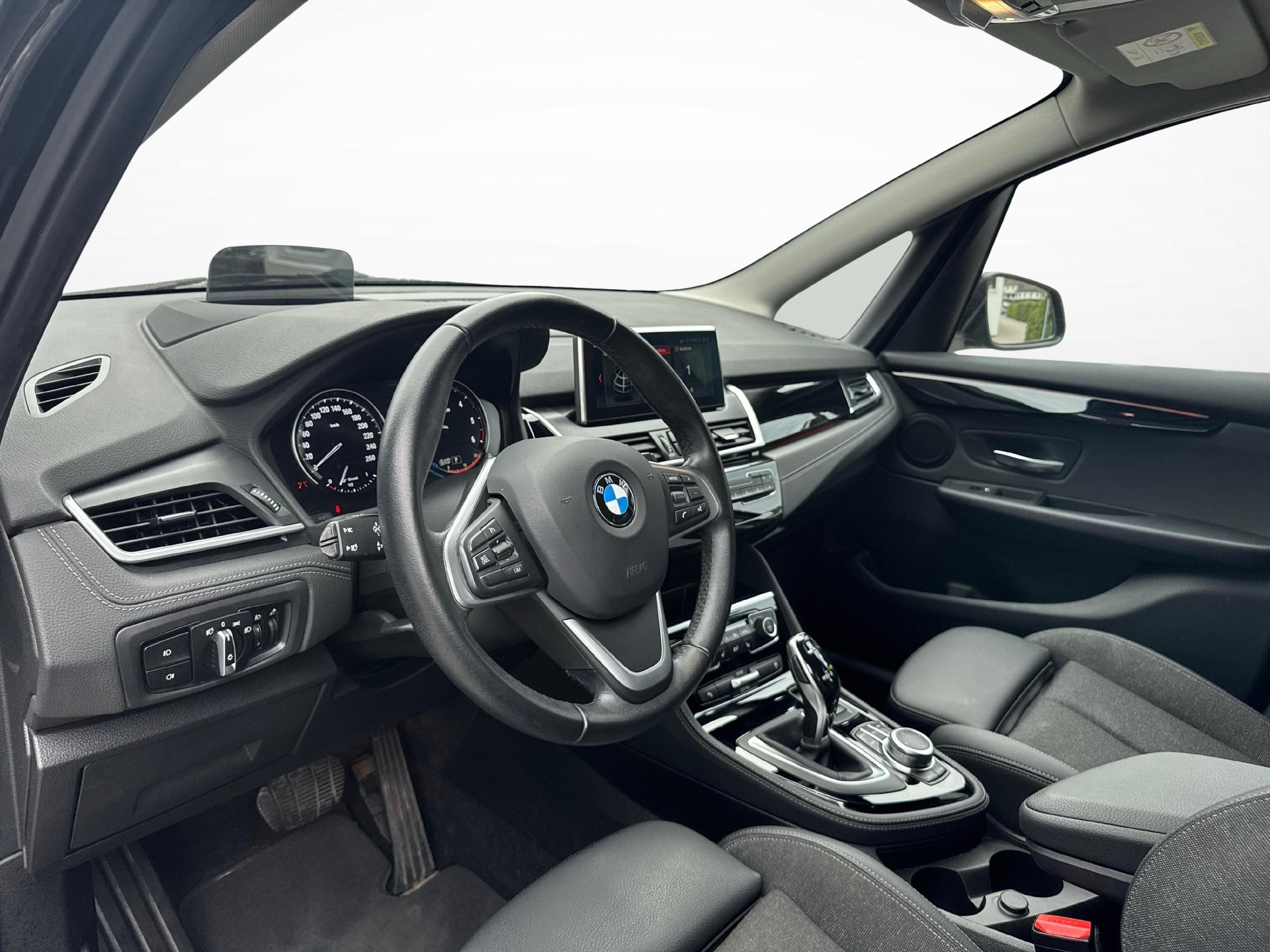 BMW 218d xDrive Gran Tourer-image-11