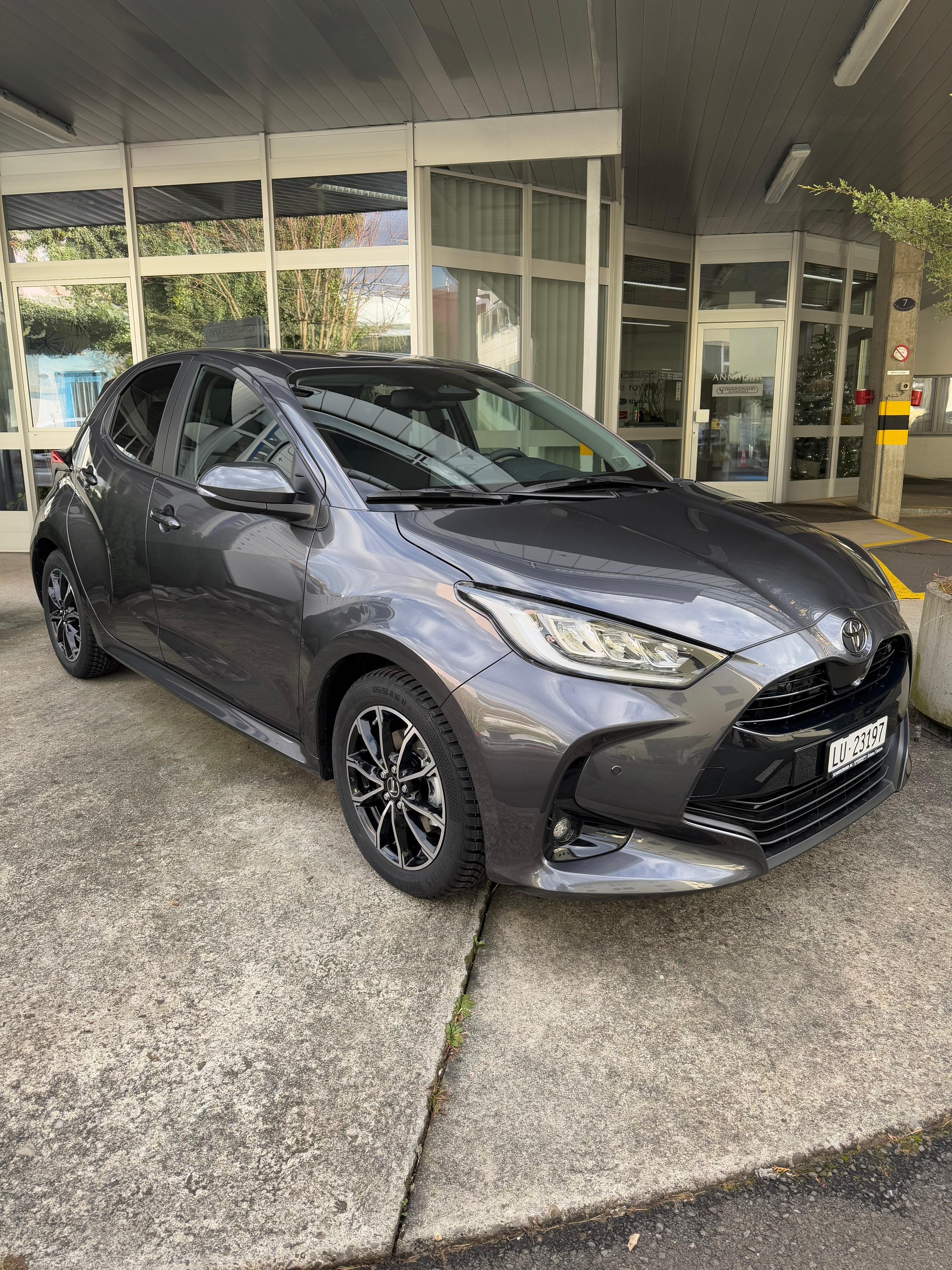 TOYOTA Yaris 1.5 VVT-i HSD Trend-image-12