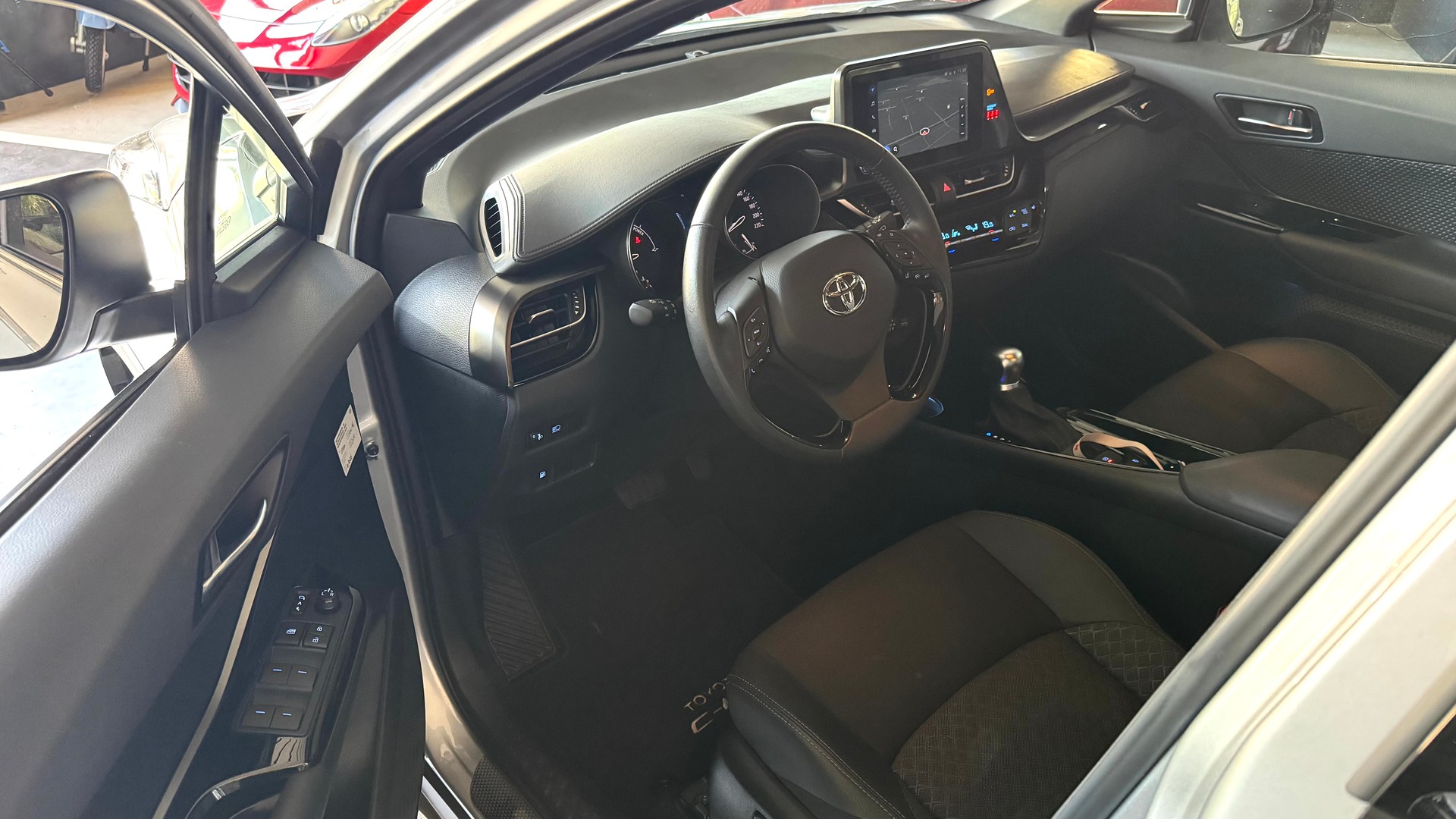 TOYOTA C-HR-image-2