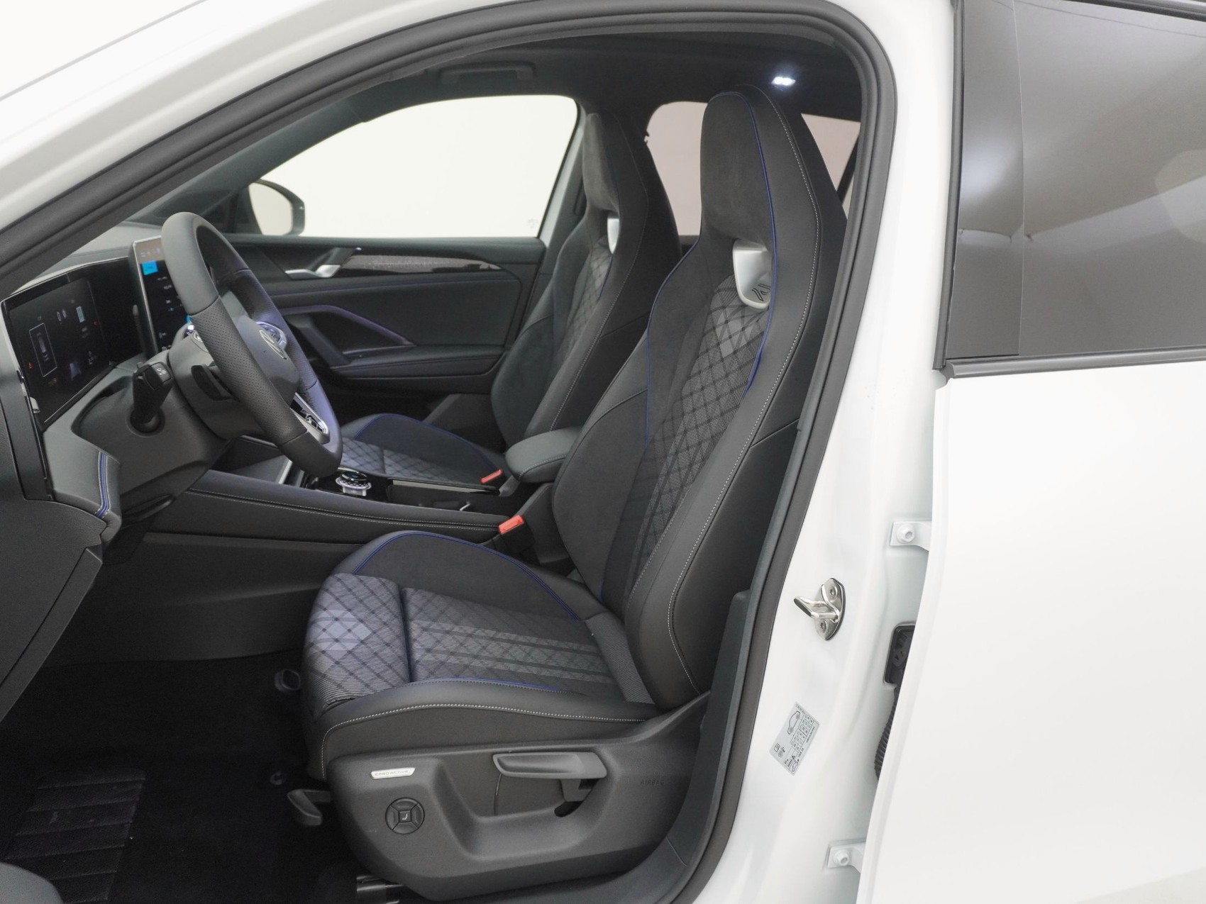 VW Tiguan 2.0 TSI R-Line 4motion-image-12