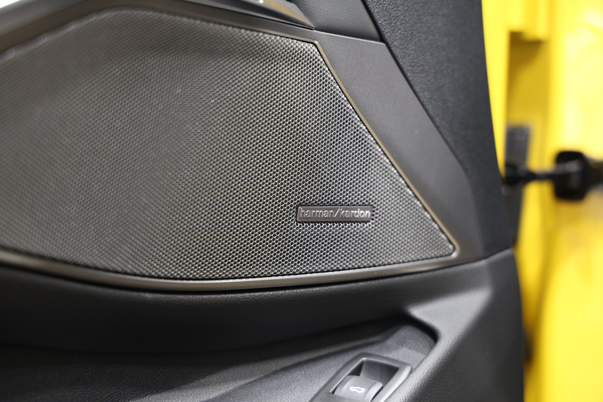 BMW M3 Competition M xDrive*Sonderlackierung Speed Gelb*BMW Werksgarantie bis 09.2028*-image-23