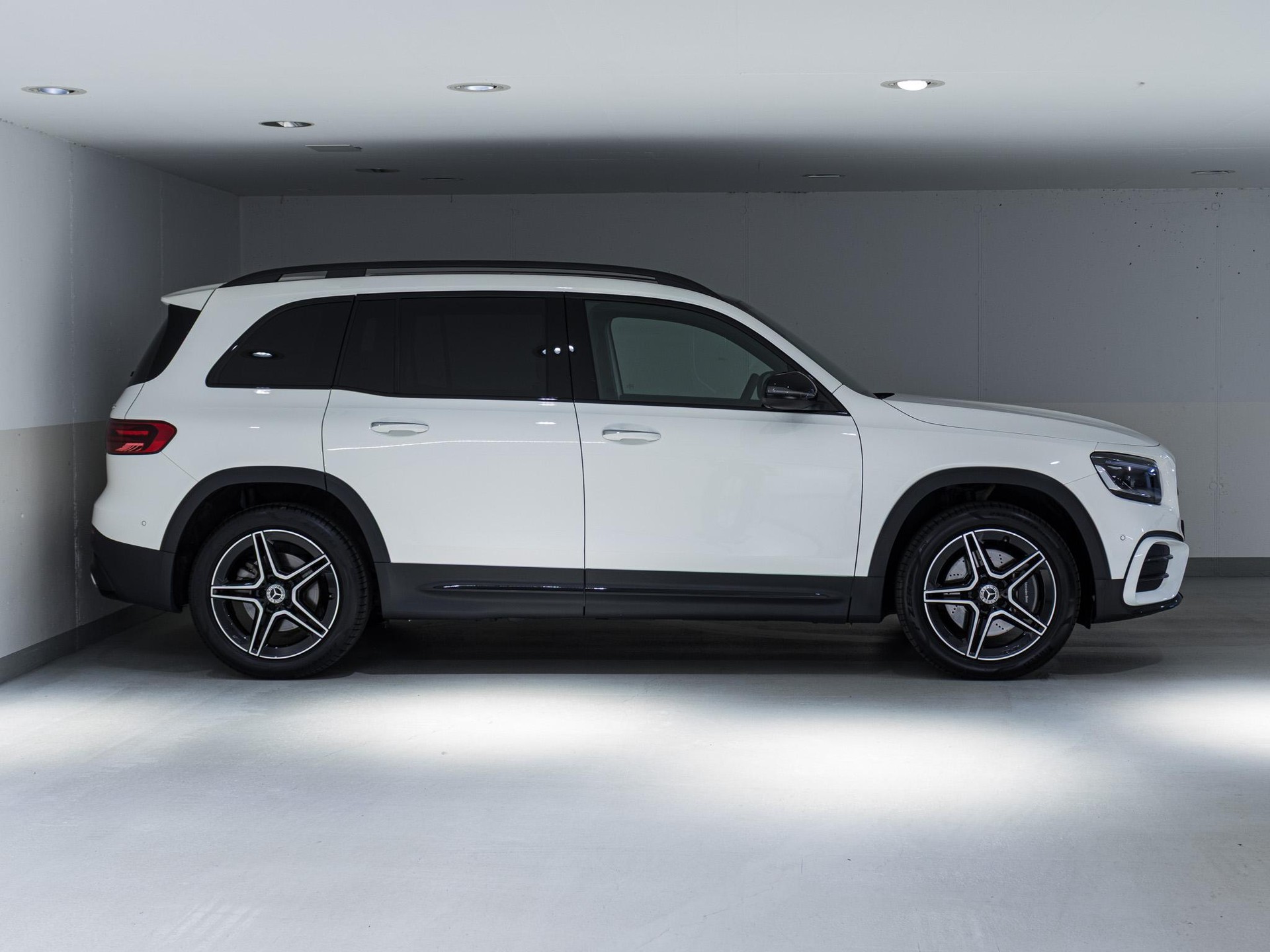 MERCEDES-BENZ GLB 220 4MATIC-image-1