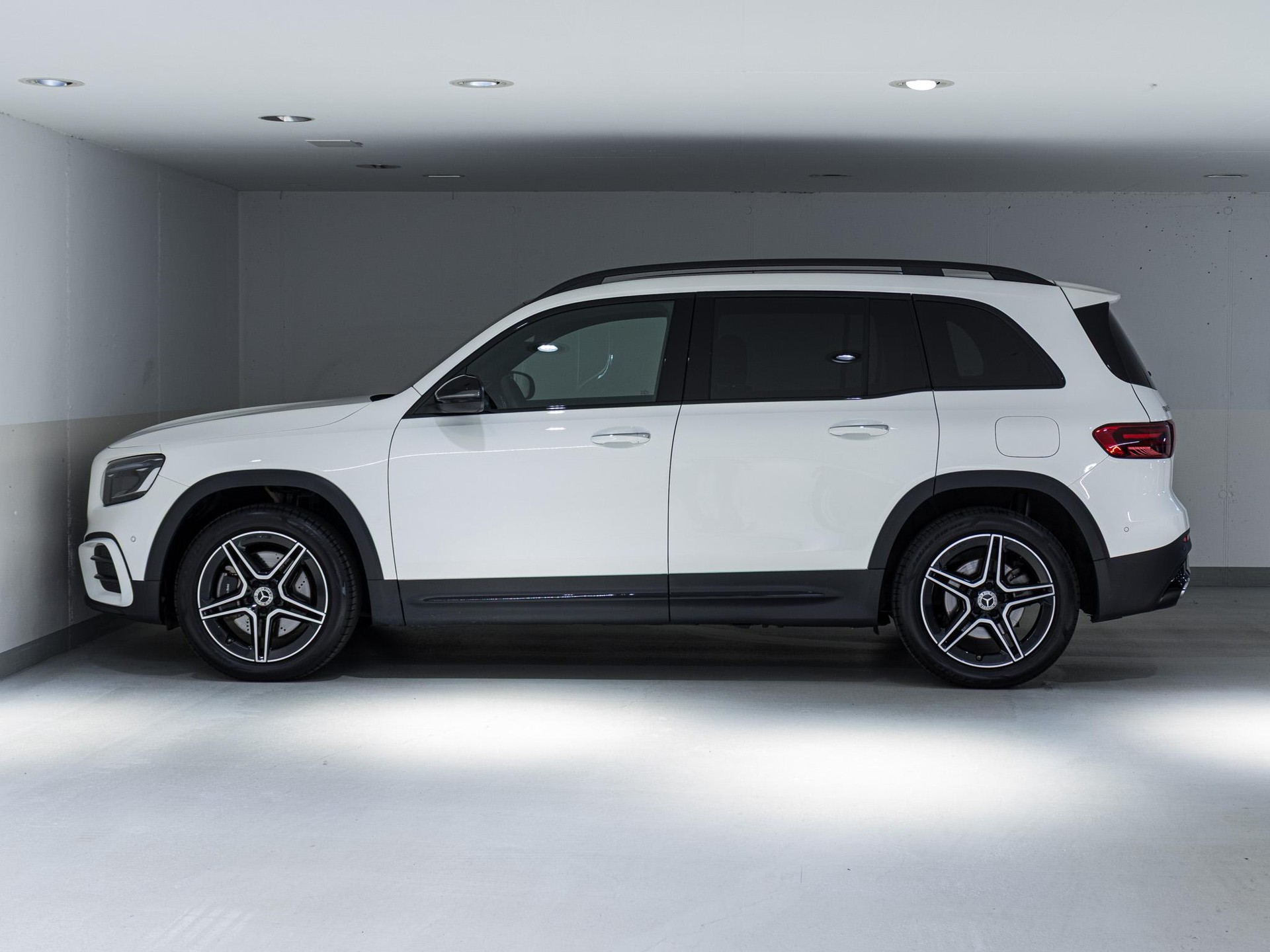 MERCEDES-BENZ GLB 220 4MATIC-image-4