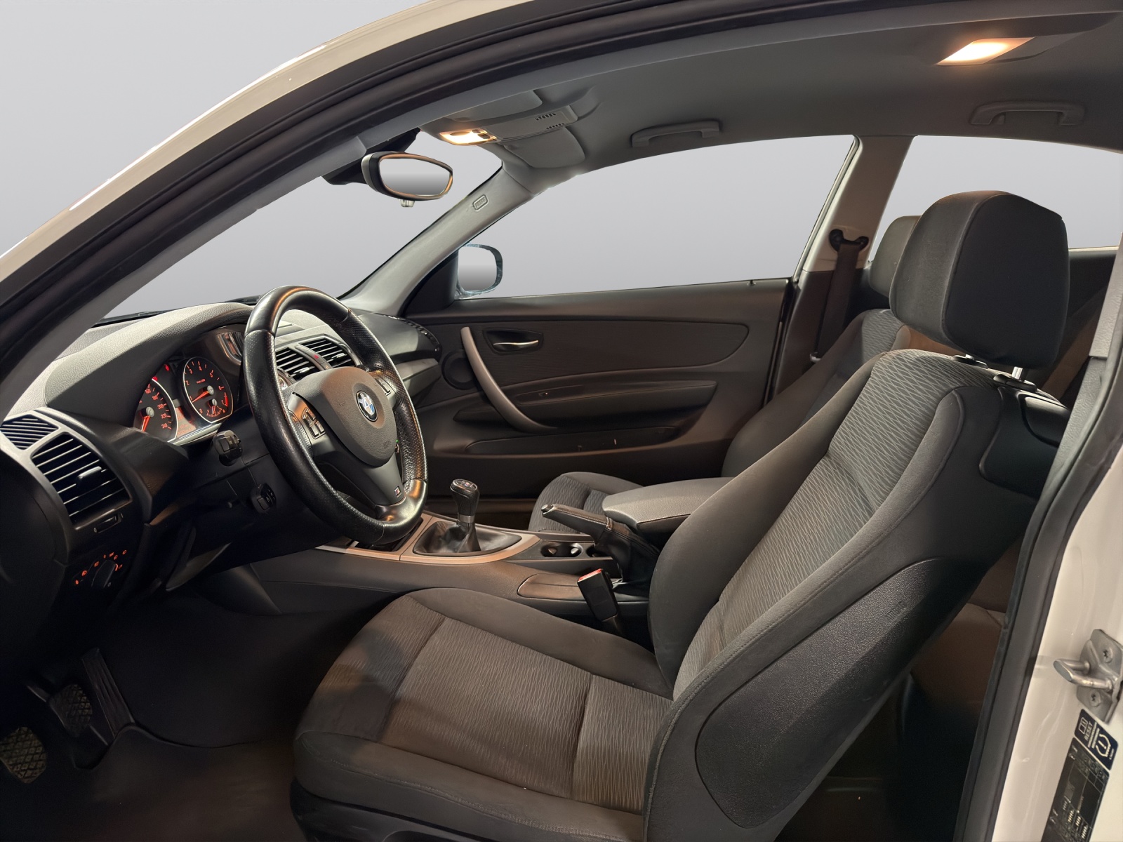 BMW 116i-showroom-element-1