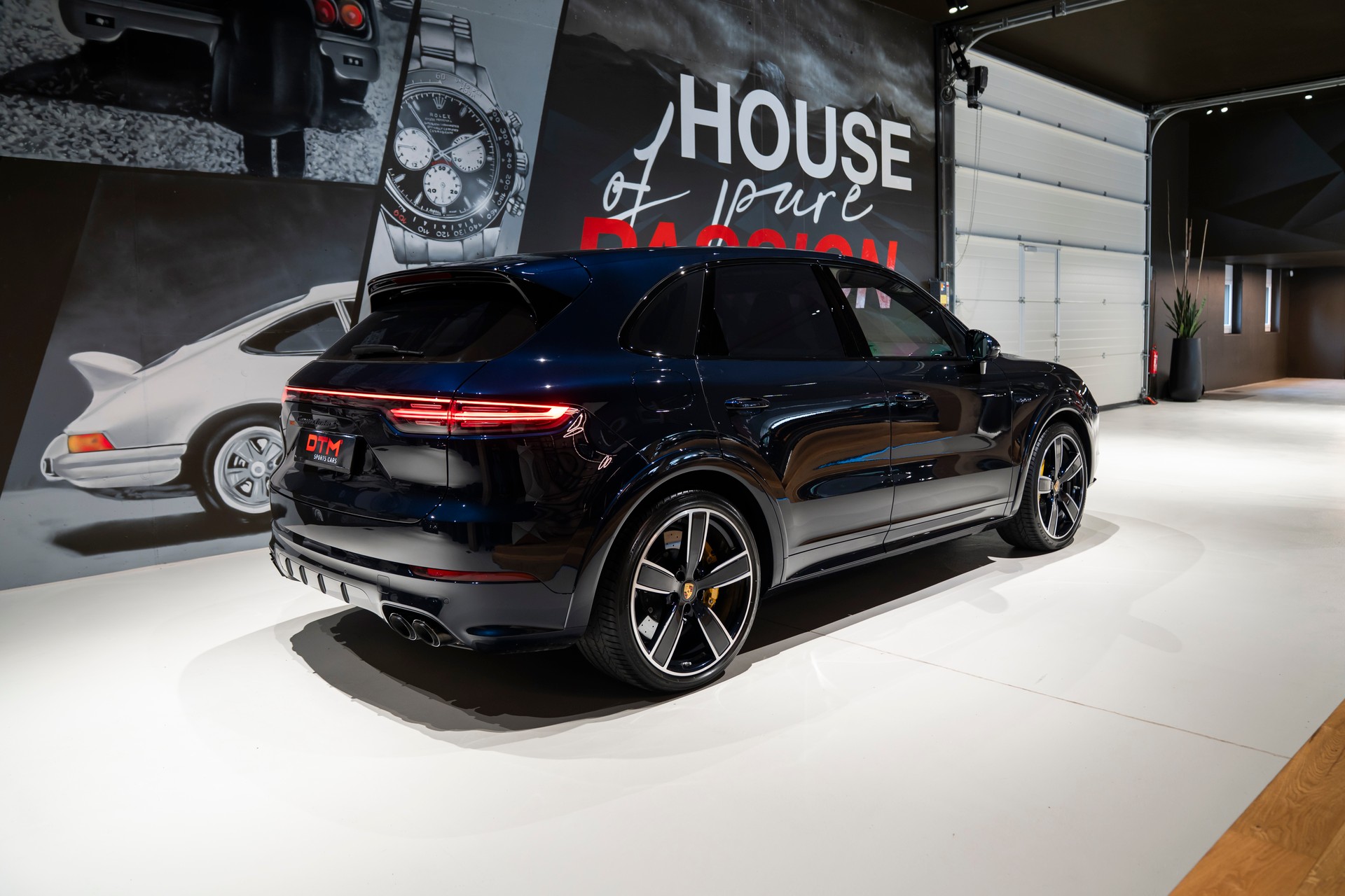 PORSCHE Cayenne Turbo S E-Hybrid-showroom-element-1