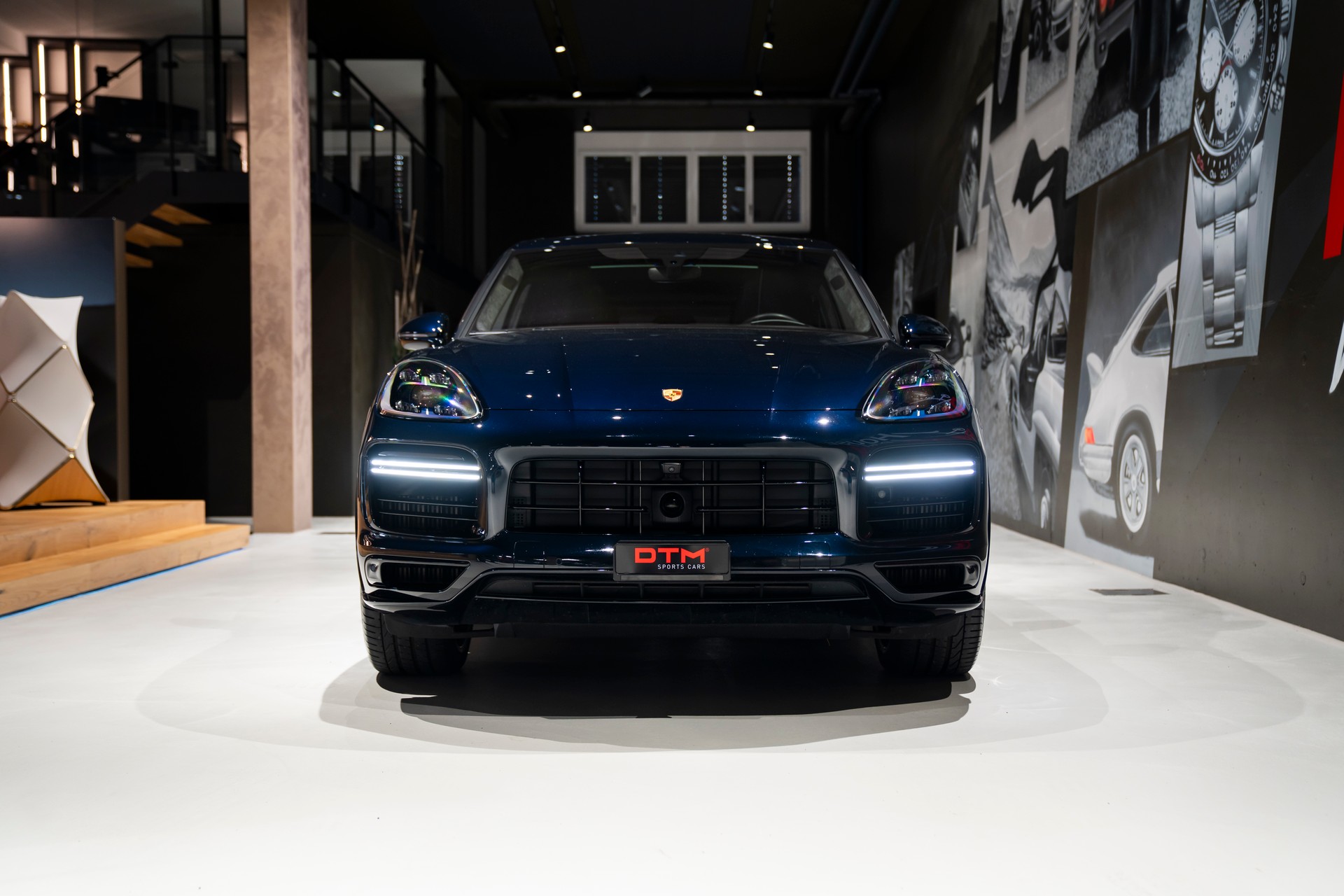 PORSCHE Cayenne Turbo S E-Hybrid-showroom-element-2