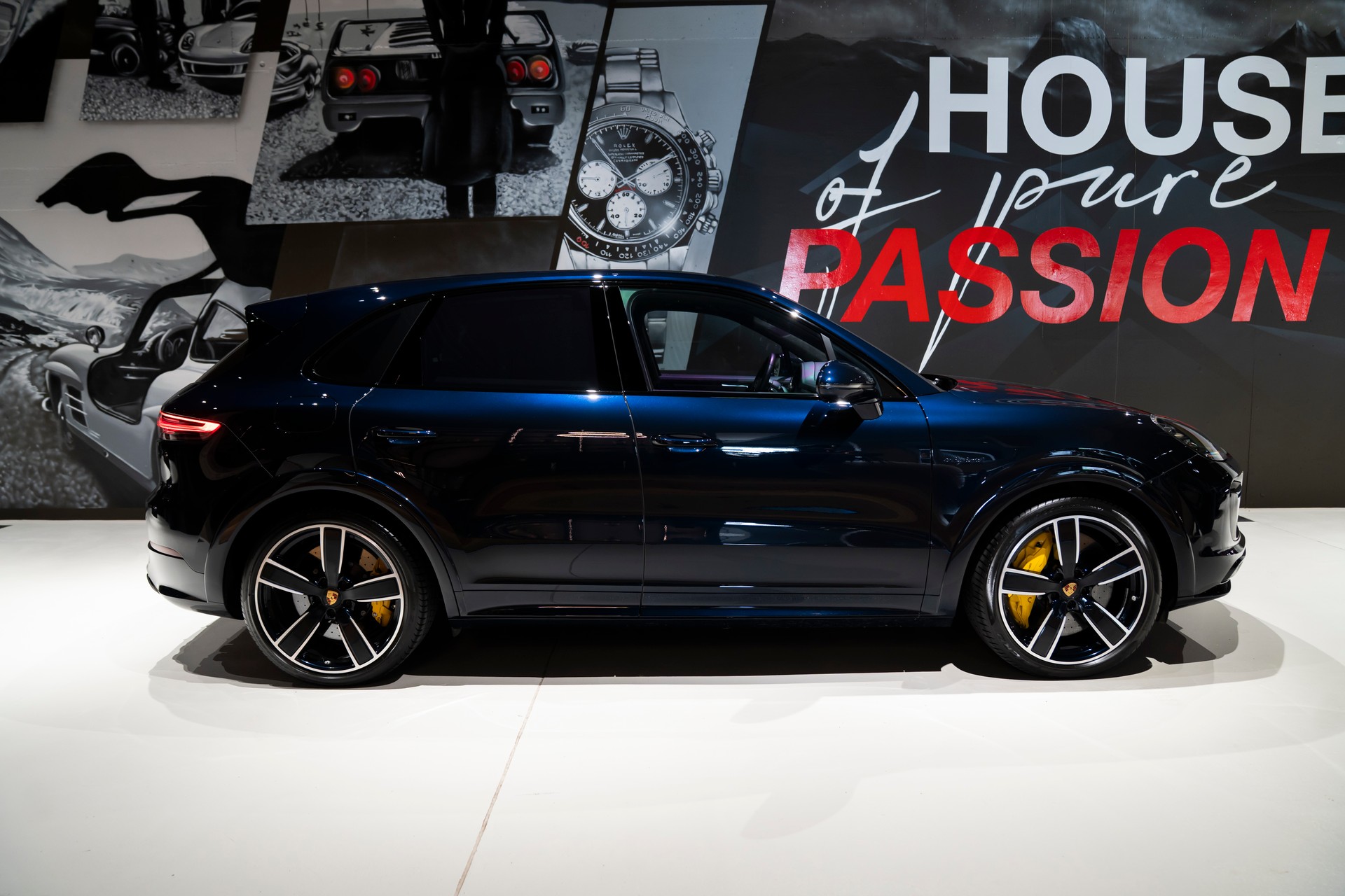 PORSCHE Cayenne Turbo S E-Hybrid-showroom-element-3