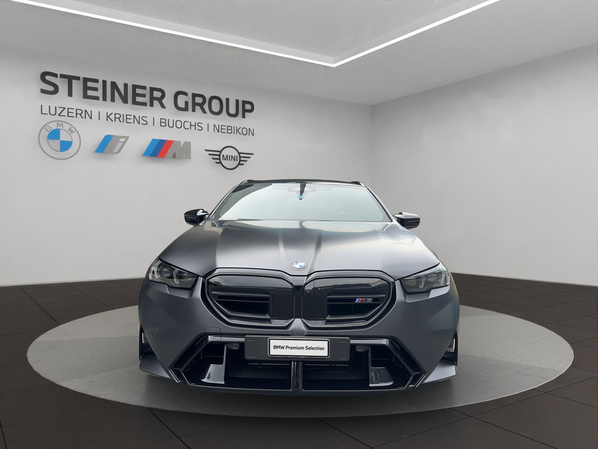 BMW M5 xDrive Touring-showroom-element-2