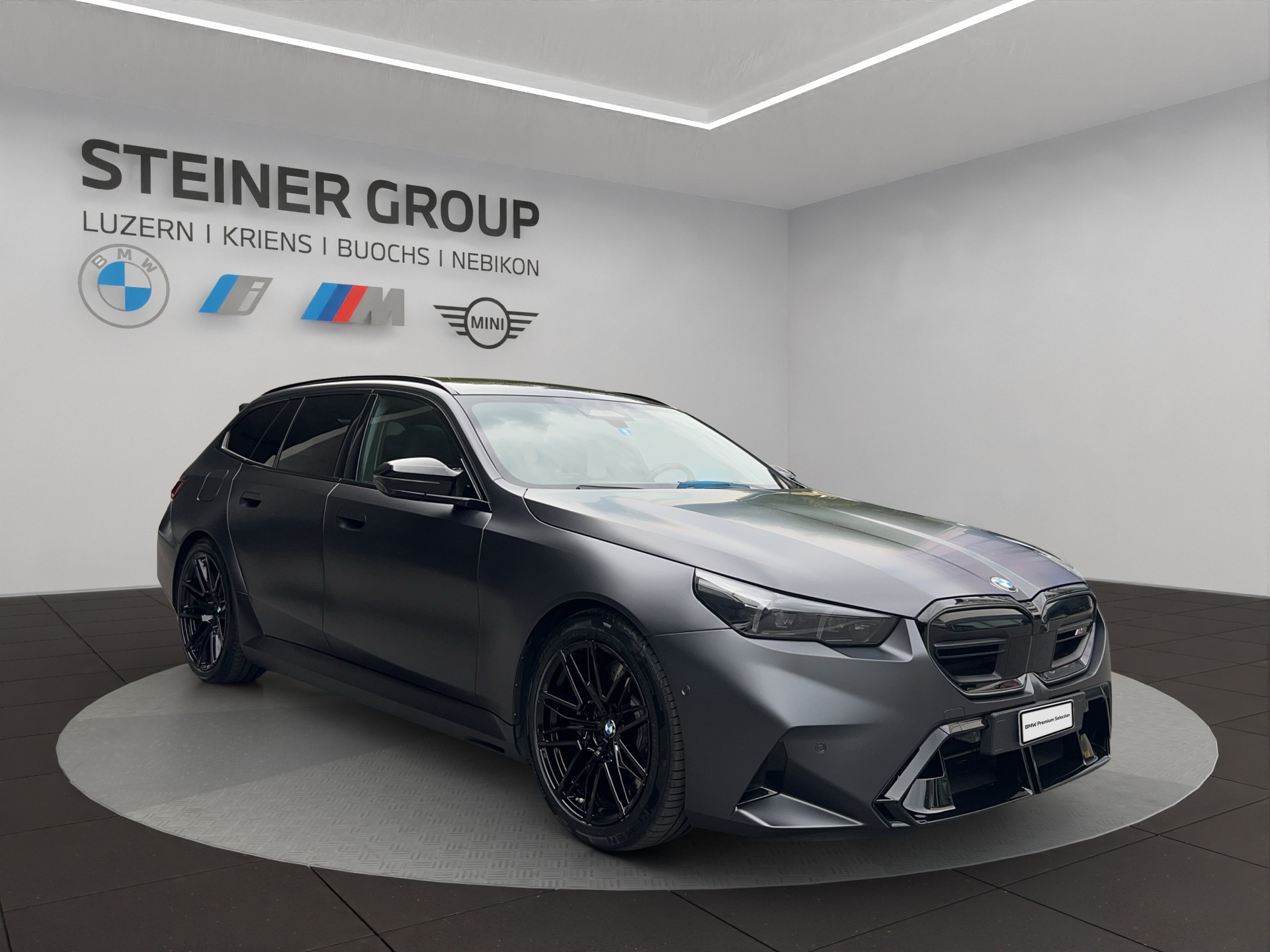 BMW M5 xDrive Touring-showroom-element-3