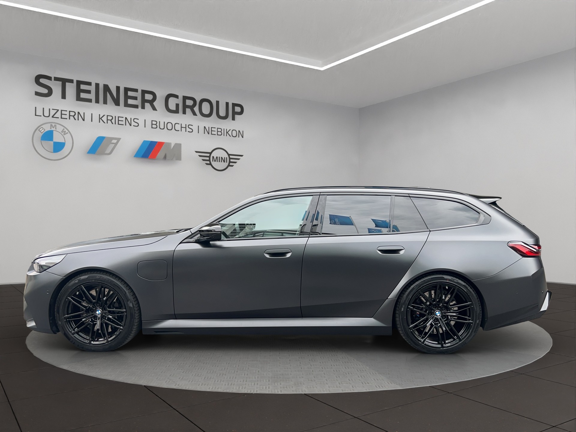 BMW M5 xDrive Touring-image-8