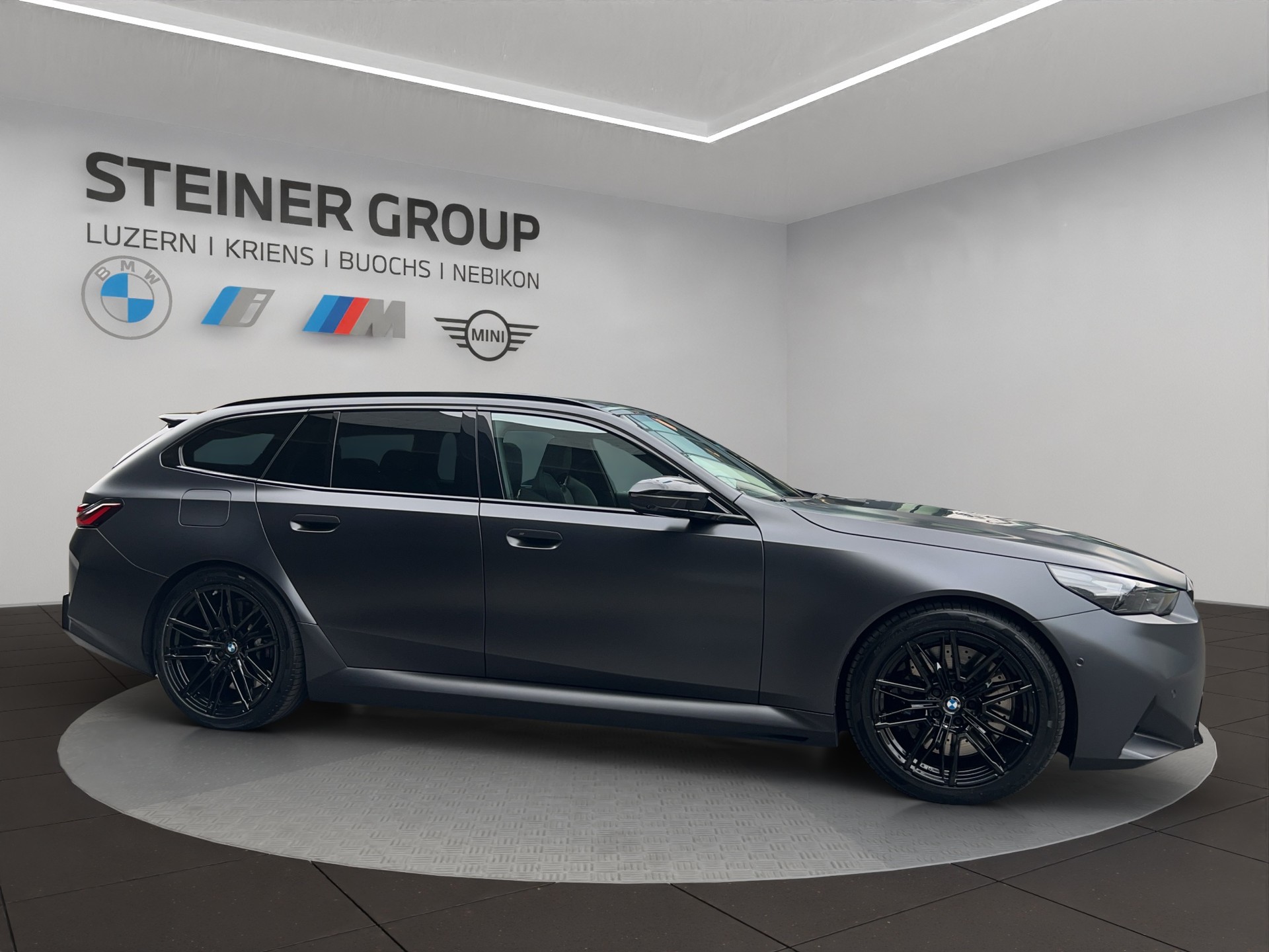 BMW M5 xDrive Touring-image-4