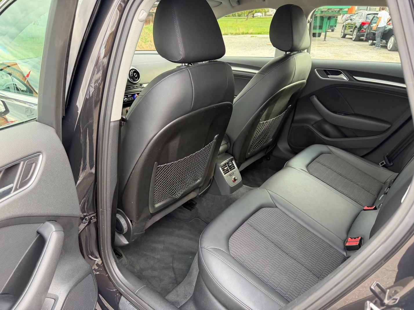 AUDI A3 Sportback 1.4 TFSI Attraction S-tronic-image-8