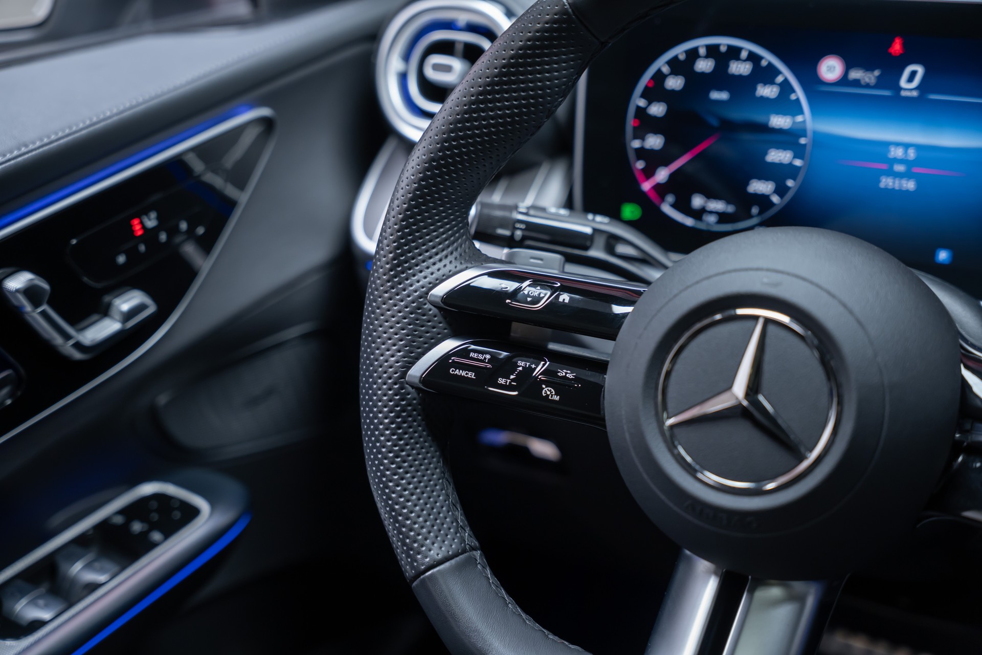 MERCEDES-BENZ GLC 220 d AMG Line 4matic Coupé / Panorama / 360°Kamera / AHK-image-25