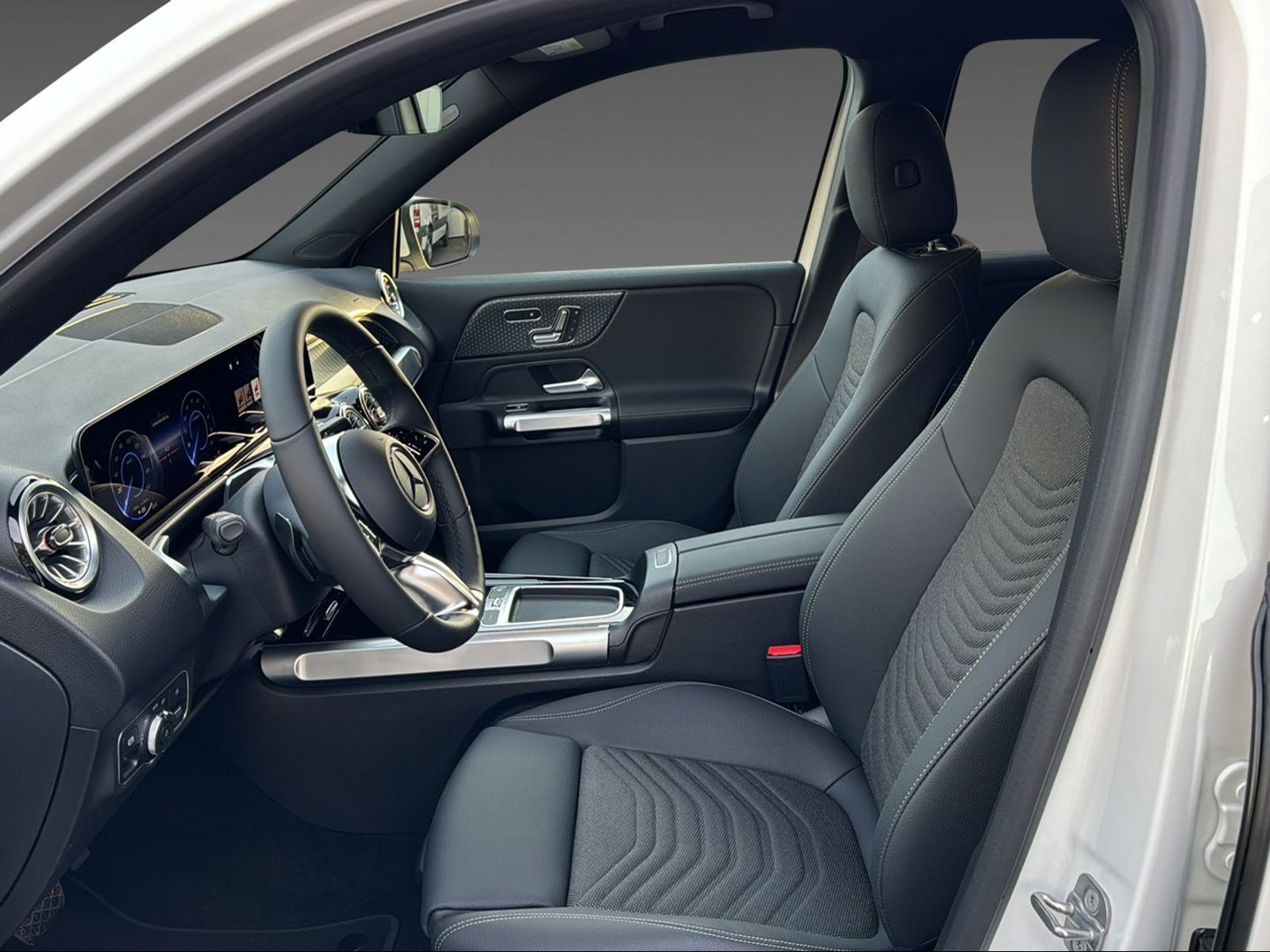MERCEDES-BENZ EQB 300 4Matic Swiss Star-image-6