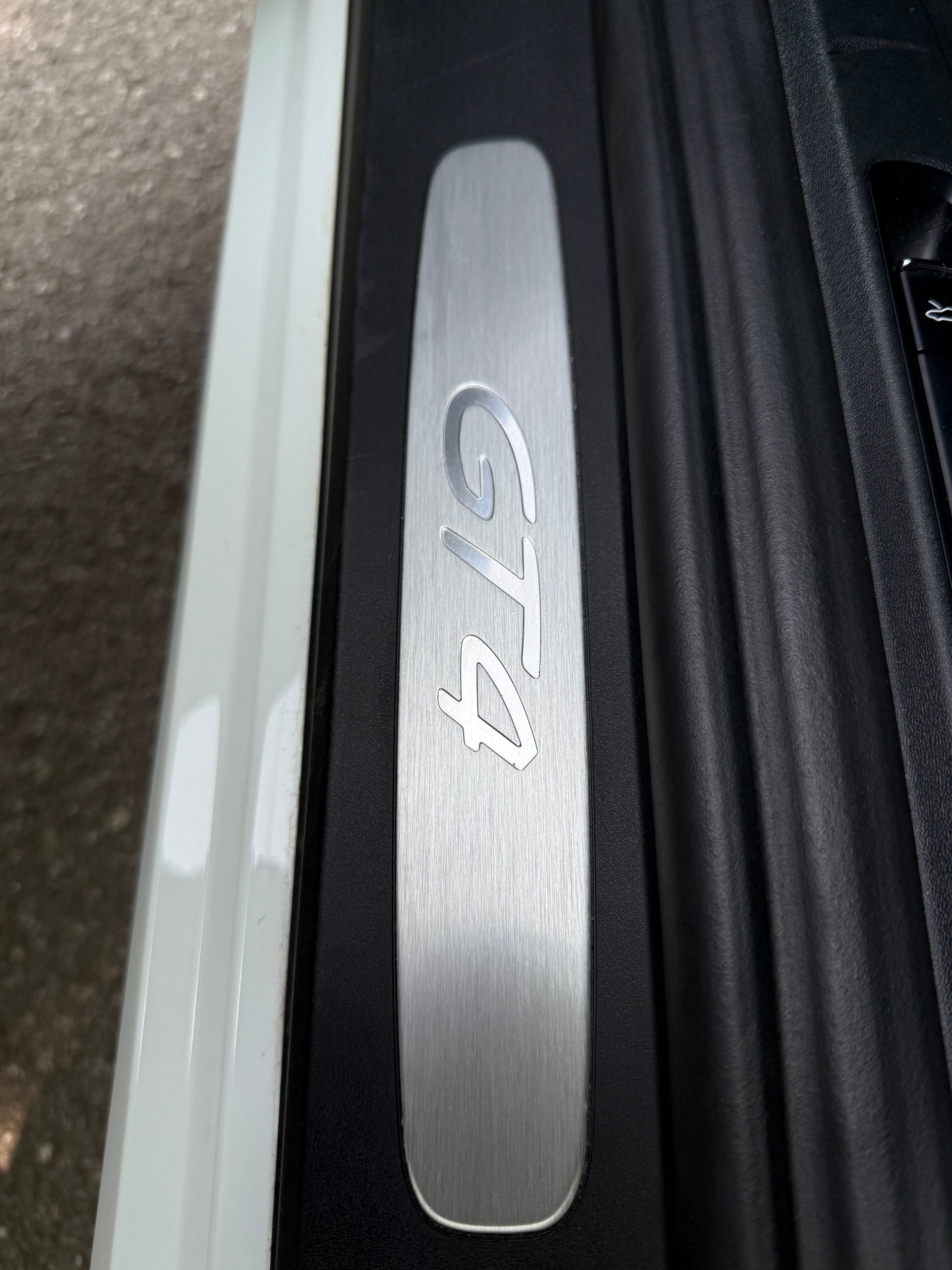 PORSCHE 718 Cayman GT4-image-10