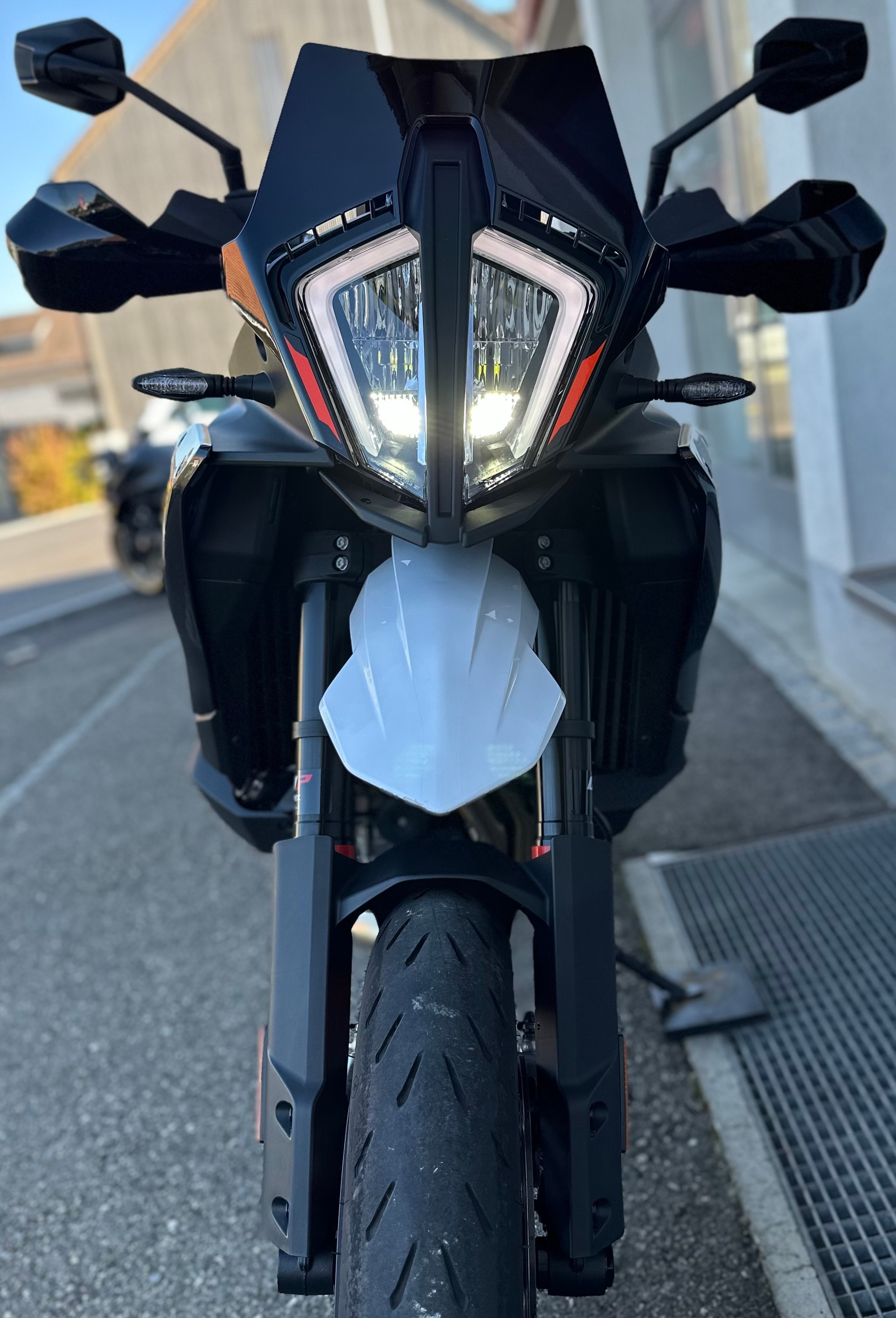 KTM 890 SMT-image-1