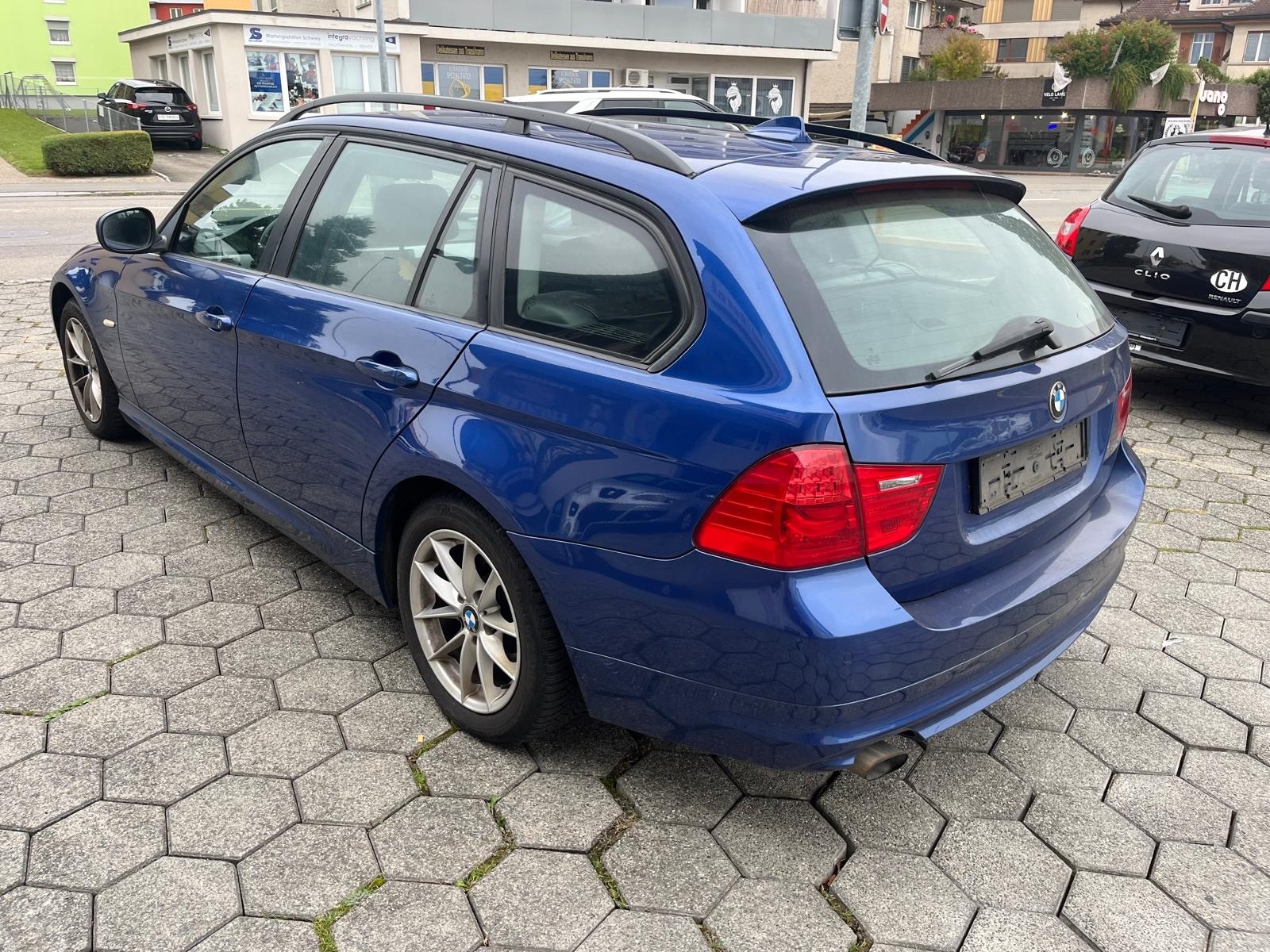 BMW 318d Touring-showroom-element-3