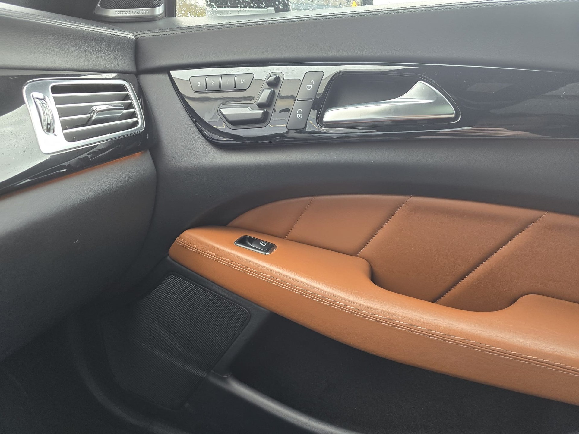 MERCEDES-BENZ CLS 500 4Matic 7G-Tronic-image-17