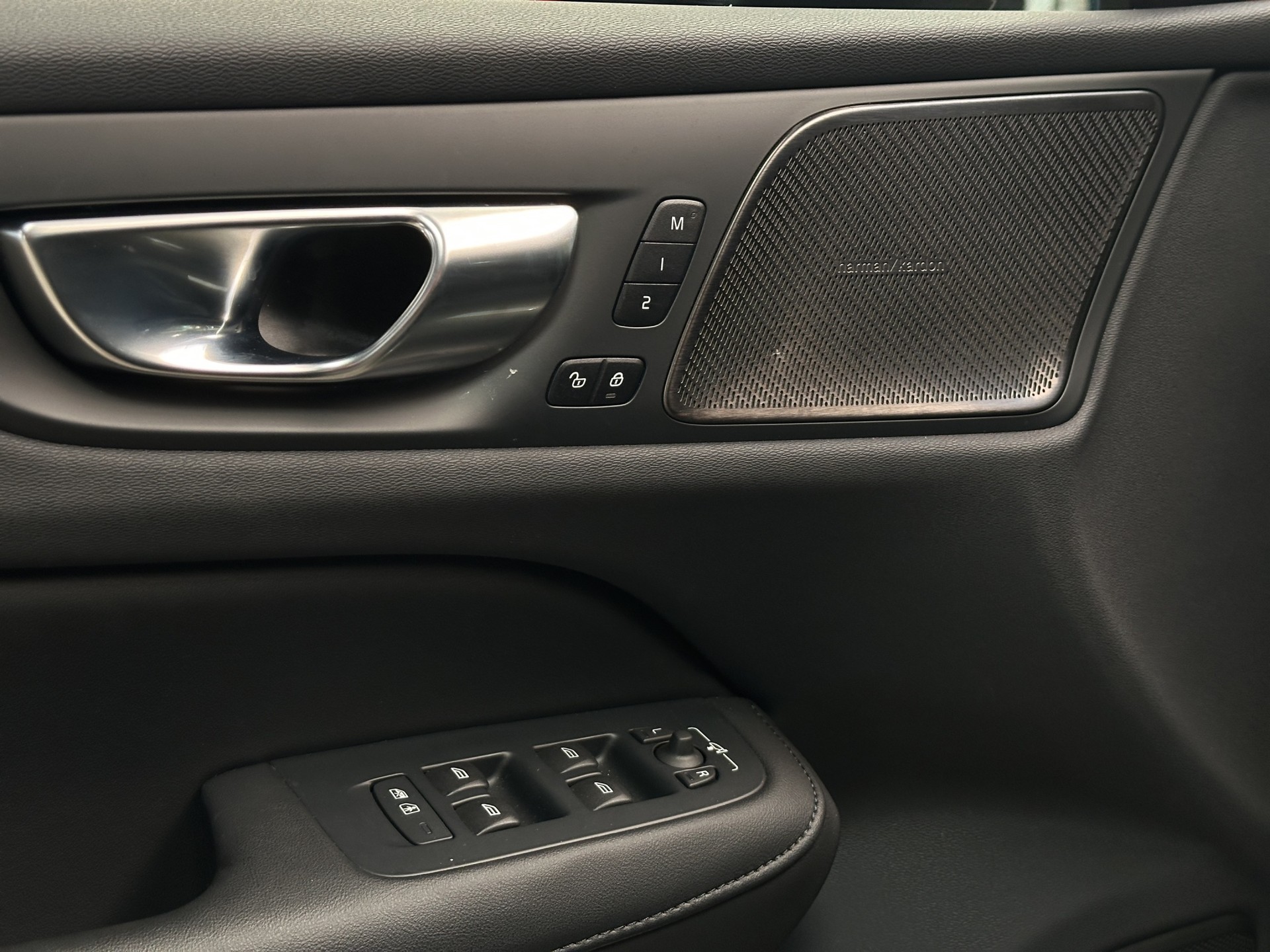 VOLVO S60 T8 e AWD Ultimate Dark Geartronic-image-8