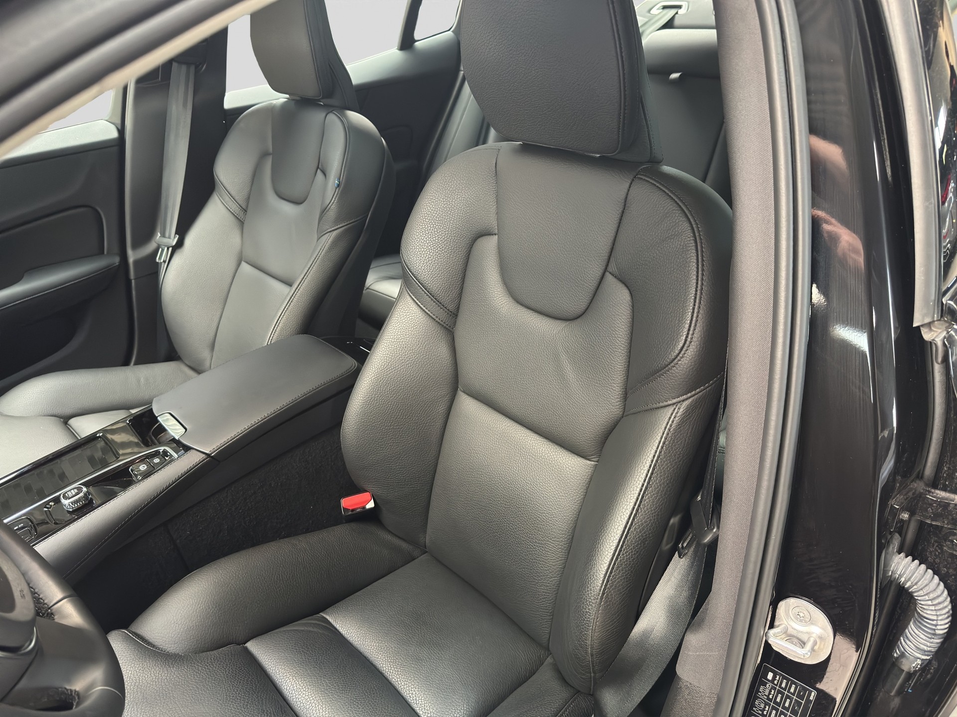 VOLVO S60 T8 e AWD Ultimate Dark Geartronic-image-5