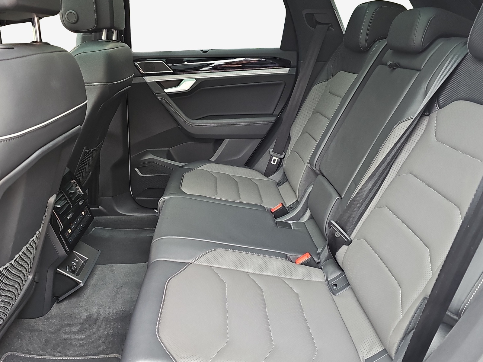VW Touareg 3.0 TSI R-Line Tiptronic-image-11