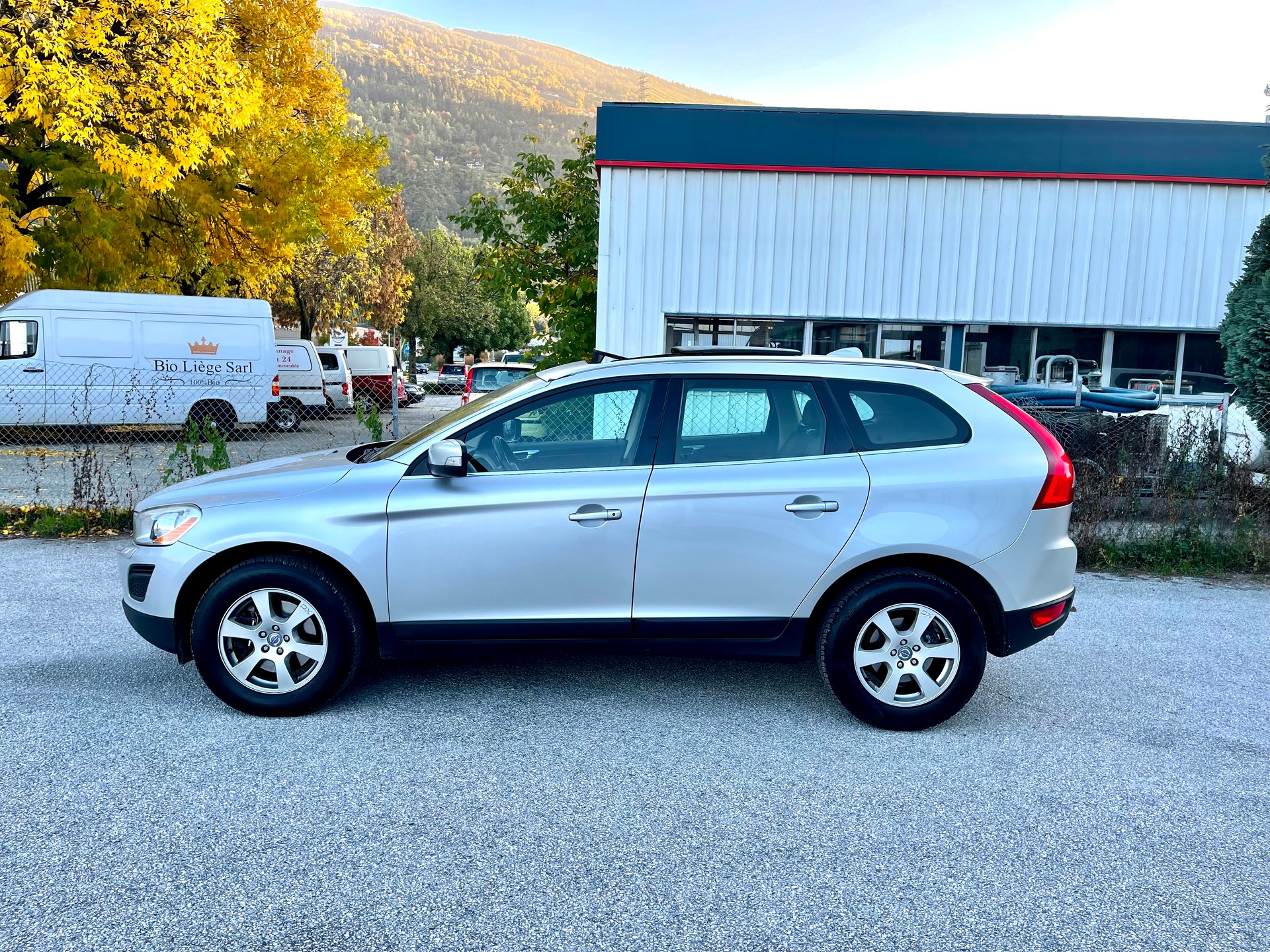 VOLVO XC60 D5 AWD Momentum-image-6