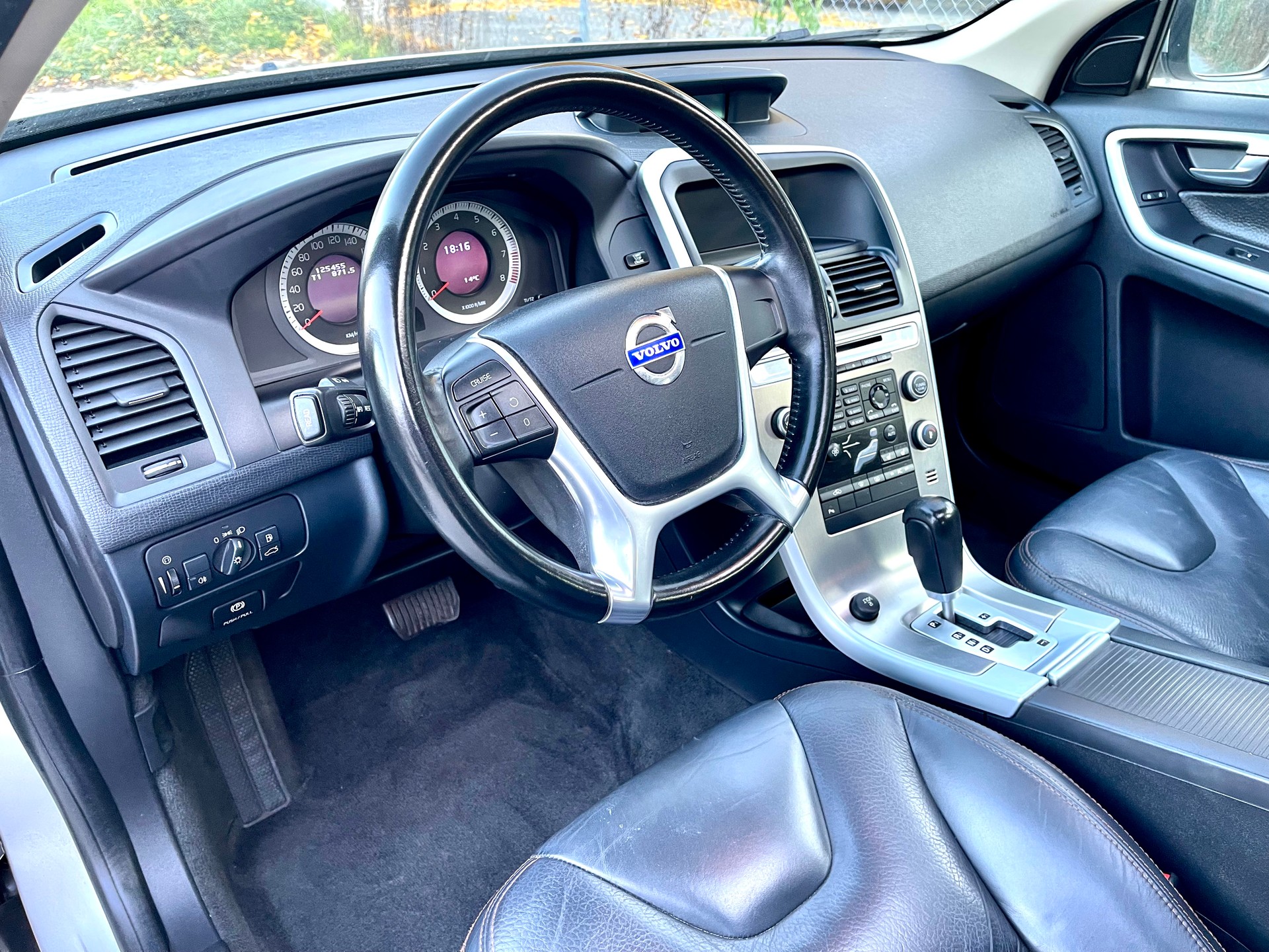 VOLVO XC60 D5 AWD Momentum-image-9