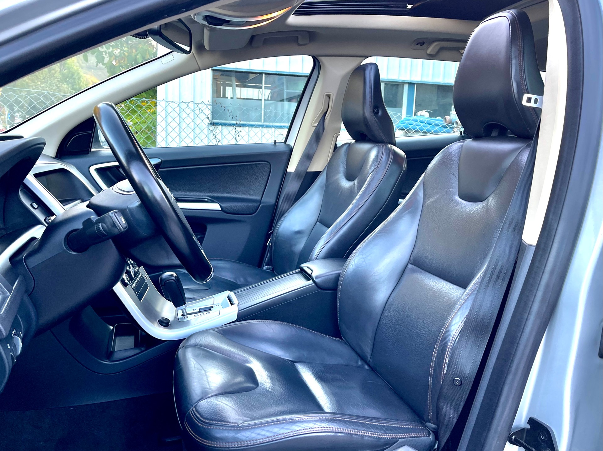 VOLVO XC60 D5 AWD Momentum-image-8