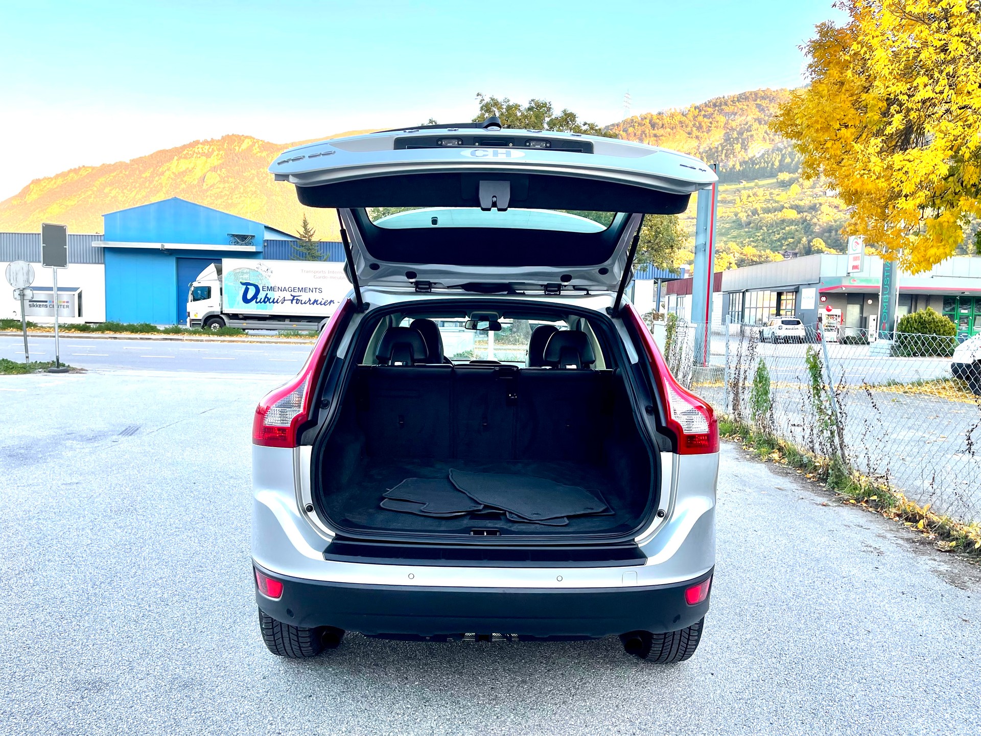 VOLVO XC60 D5 AWD Momentum-image-4