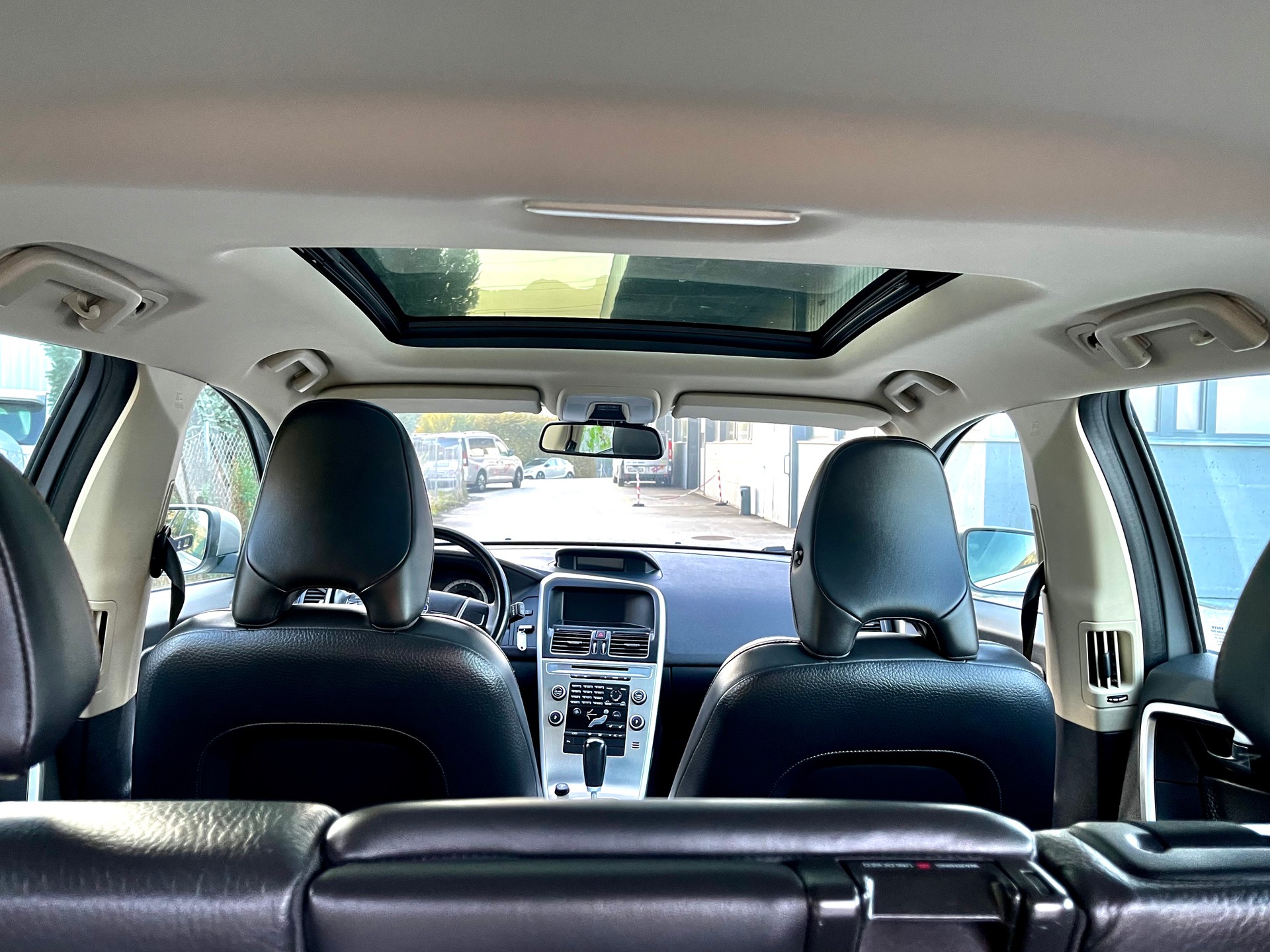 VOLVO XC60 D5 AWD Momentum-image-15