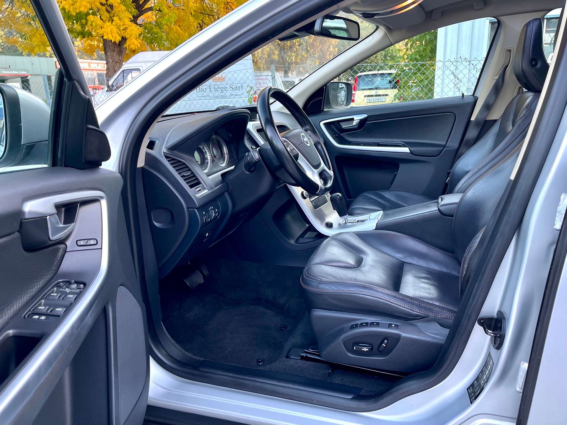 VOLVO XC60 D5 AWD Momentum-image-16