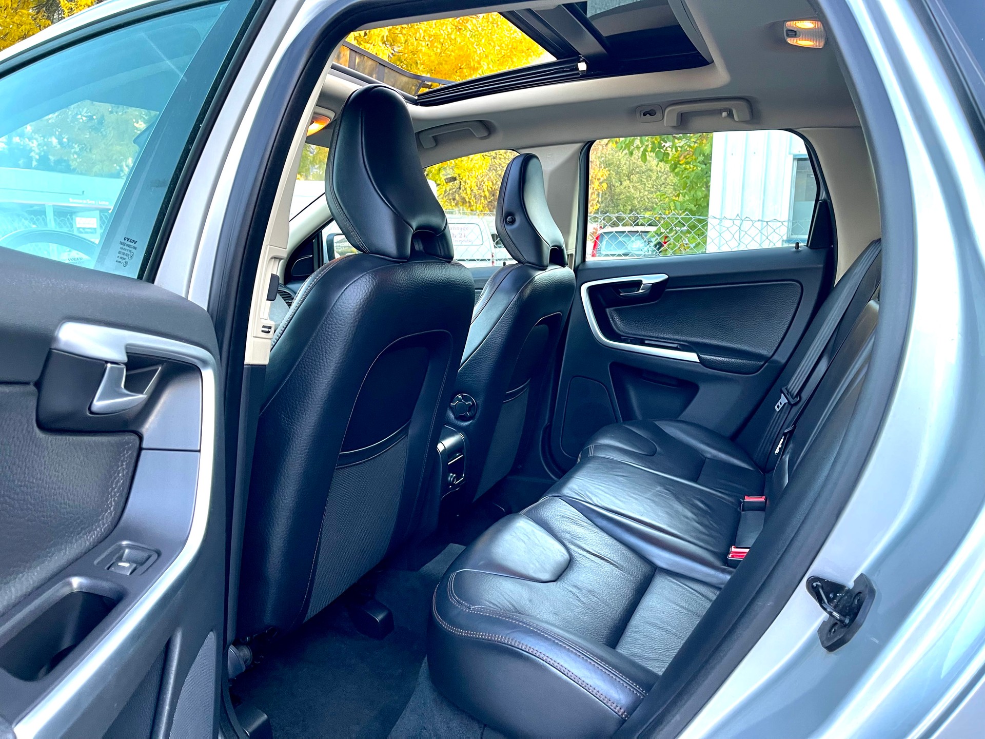 VOLVO XC60 D5 AWD Momentum-image-10