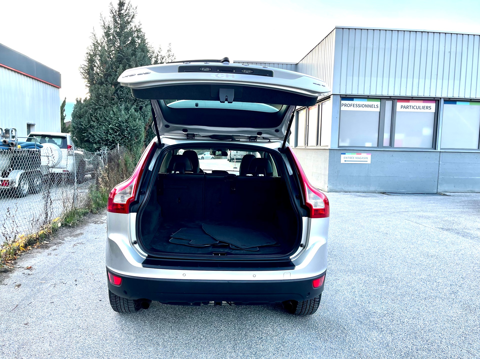 VOLVO XC60 D5 AWD Momentum-image-14