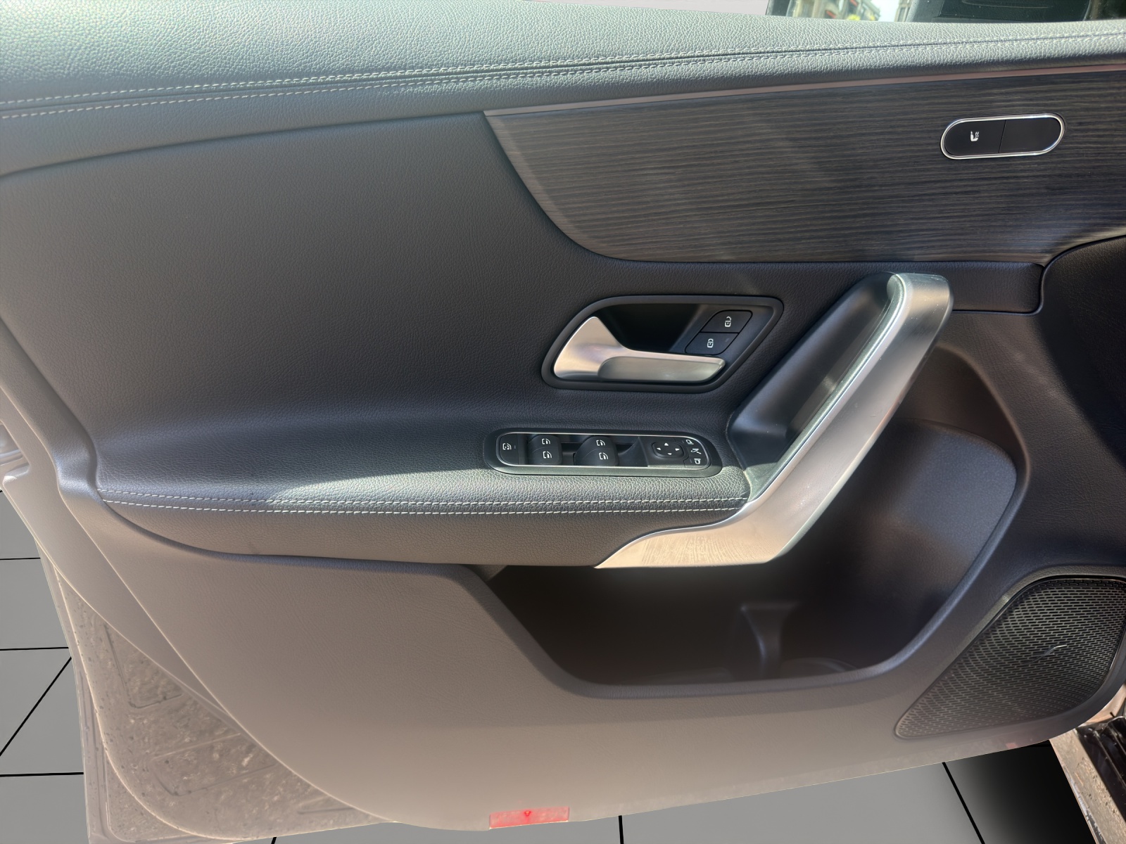 MERCEDES-BENZ A 200 AMG Line-image-5