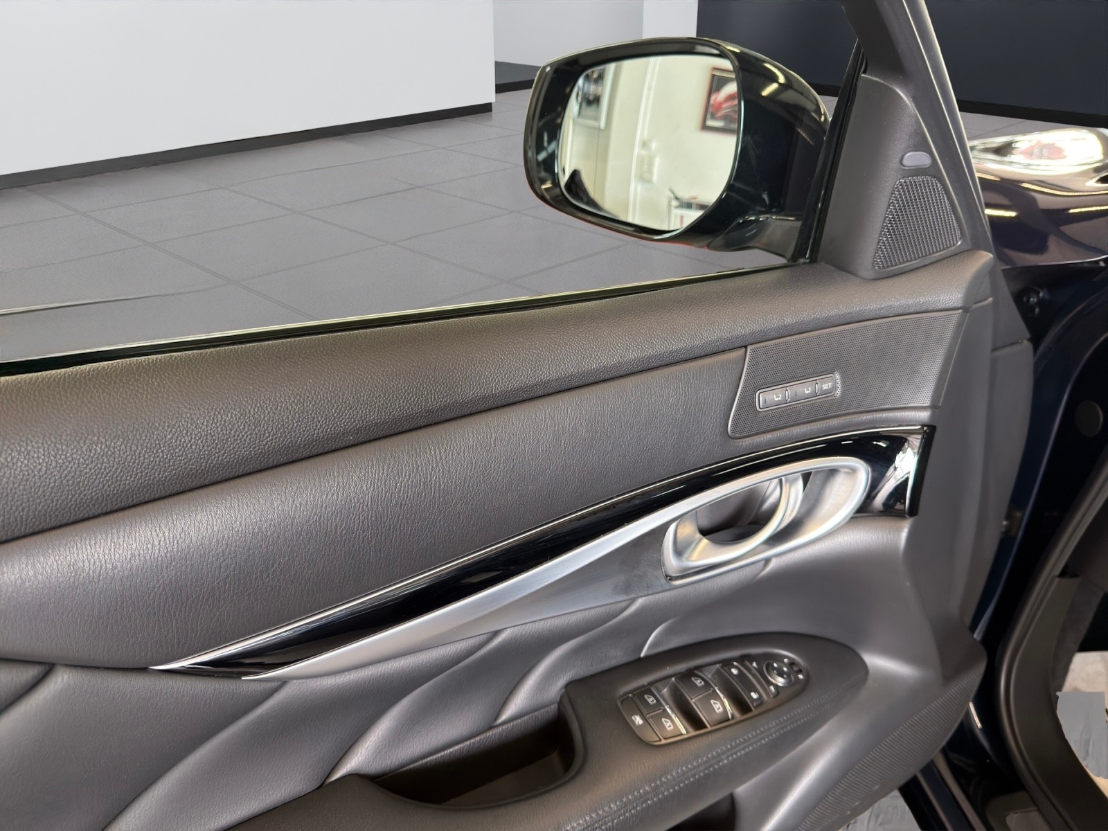INFINITI Q70 3.7 S Premium Automatic-image-28
