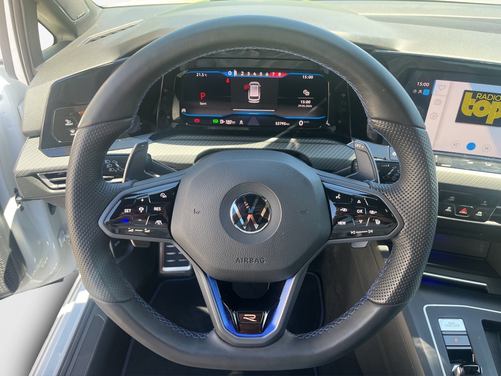 VW Golf Variant 2.0 TSI R DSG 4Motion-image-9