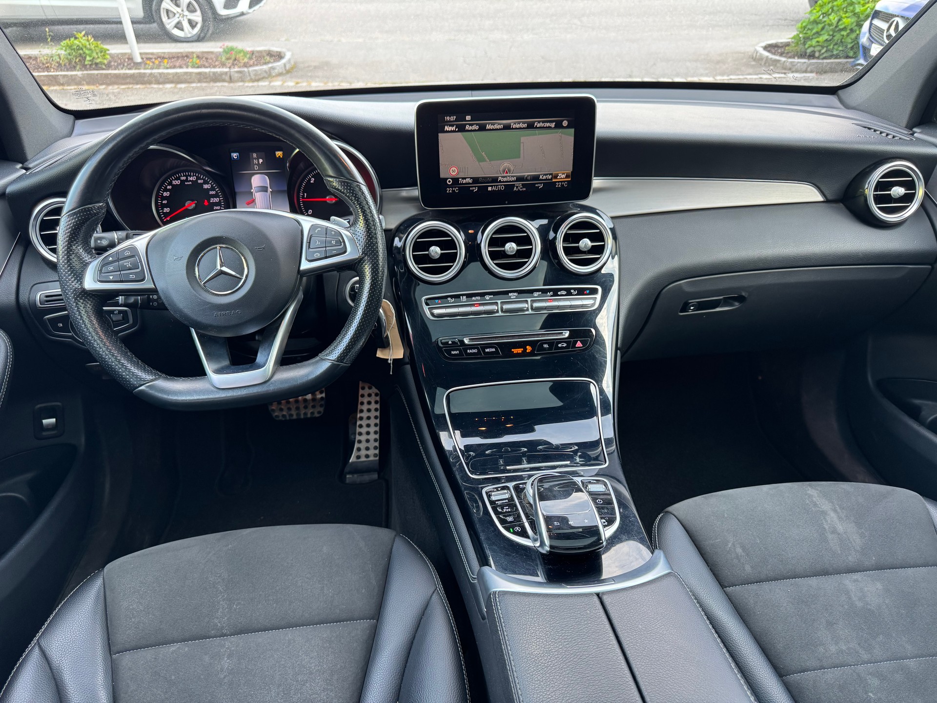 MERCEDES-BENZ GLC 250 d AMG Line 4Matic 9G-Tronic-image-14