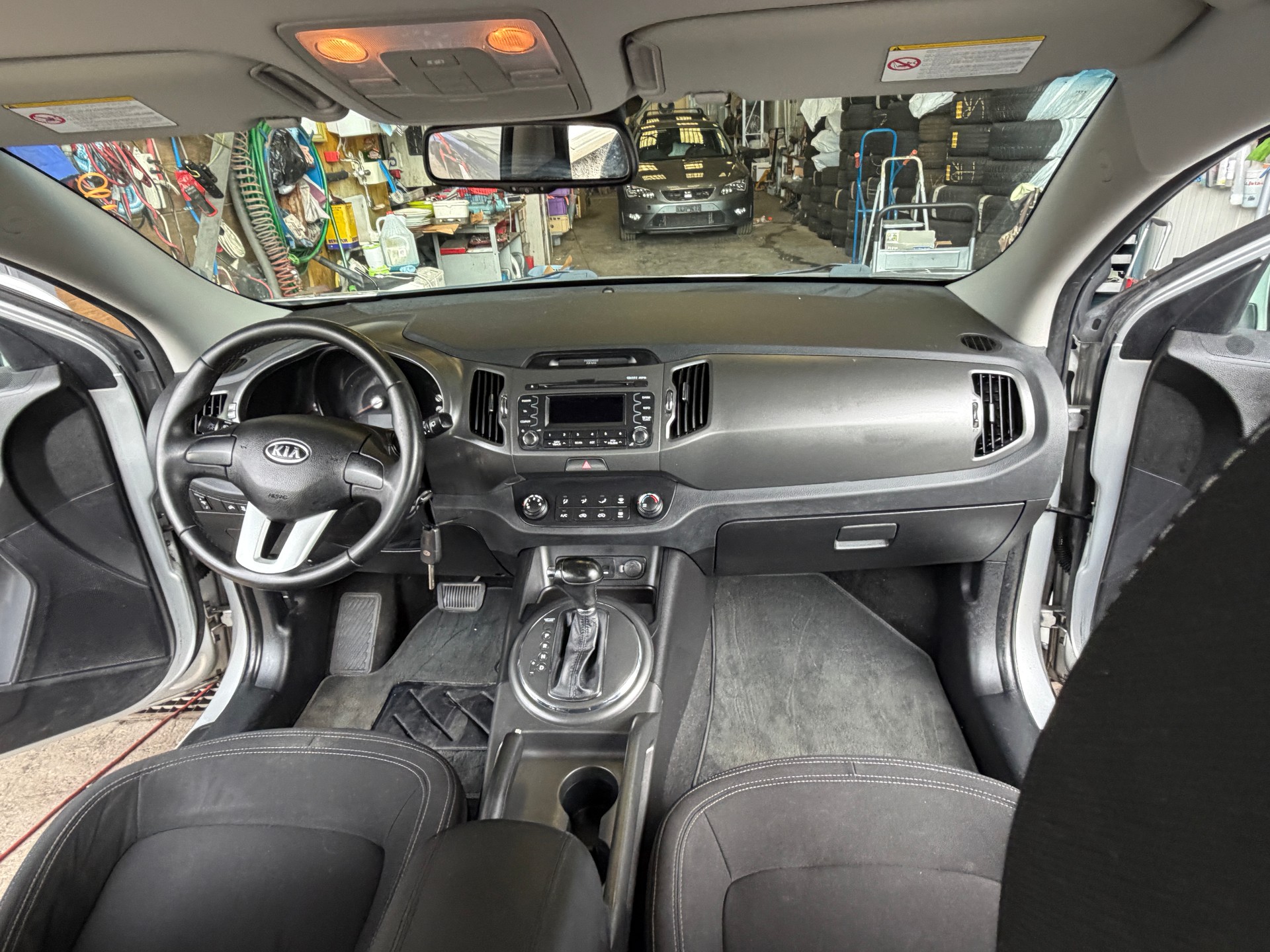 KIA Sportage 2.0 Style 2WD Automatic-image-9