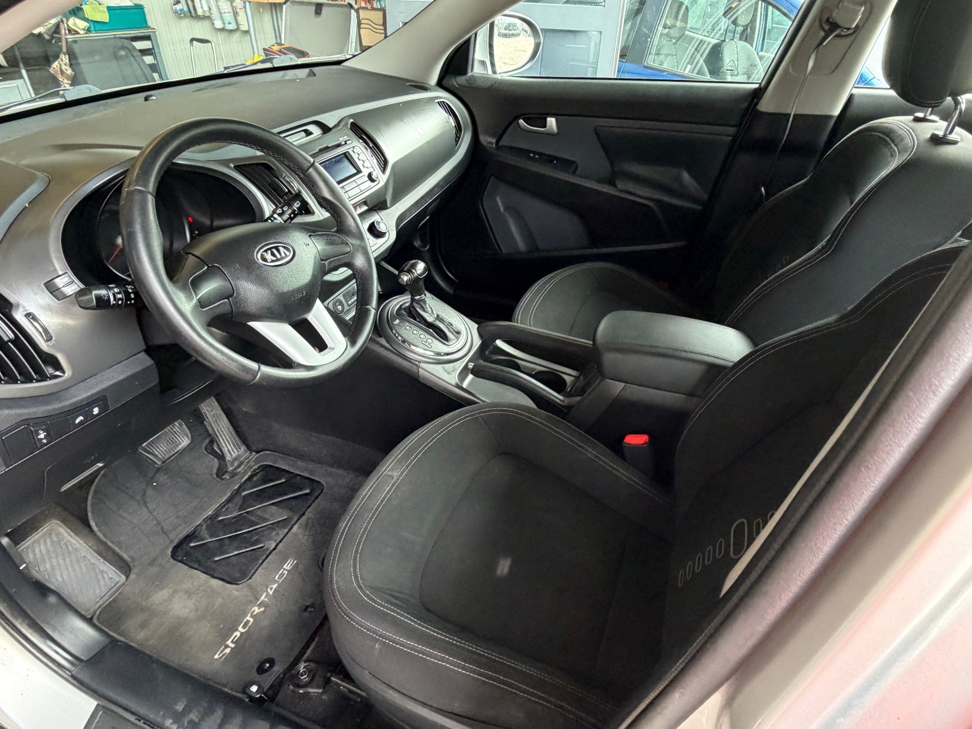 KIA Sportage 2.0 Style 2WD Automatic-image-5