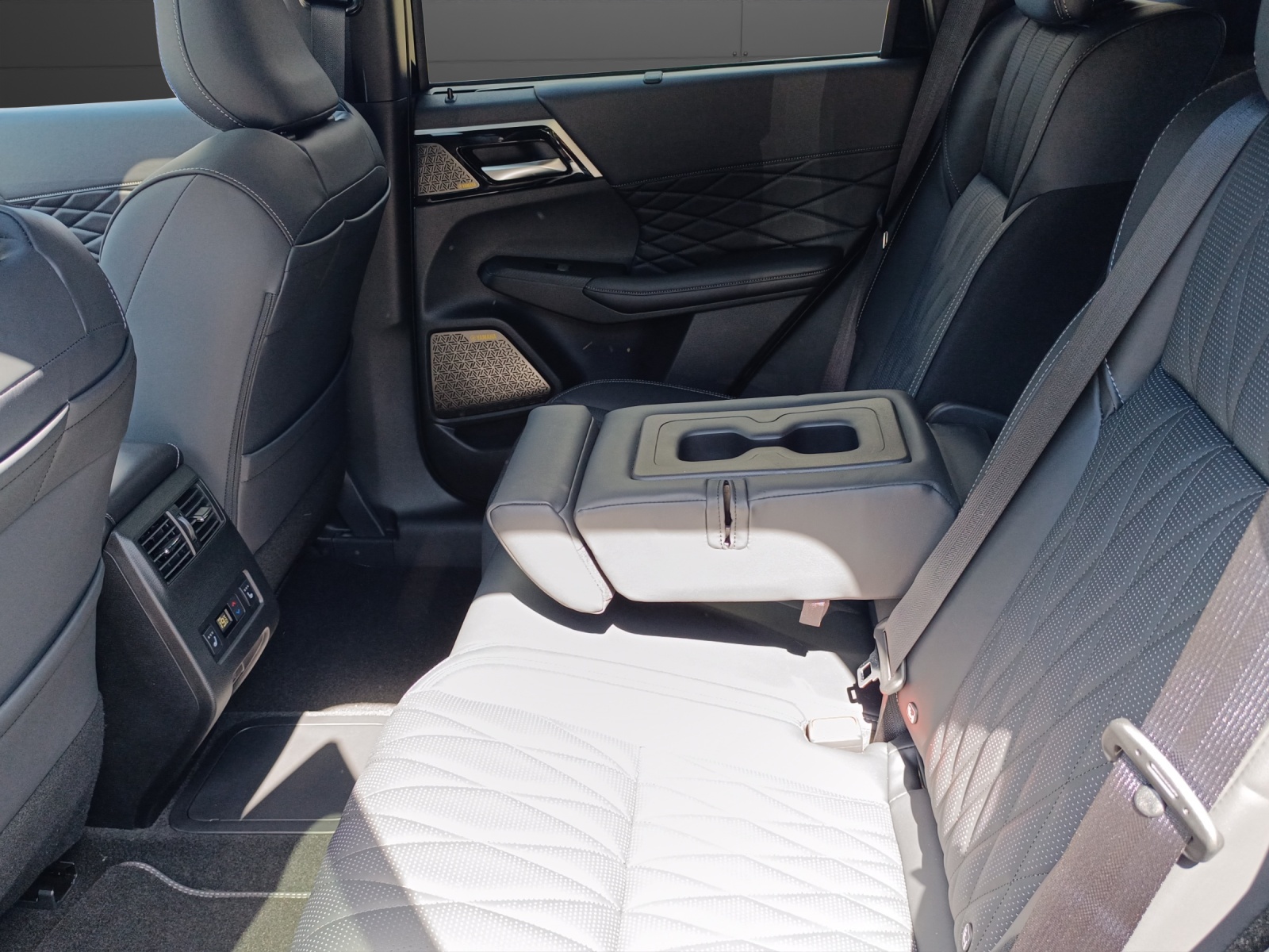 MITSUBISHI Outlander 2.4 PHEV Sport 4x4-image-14