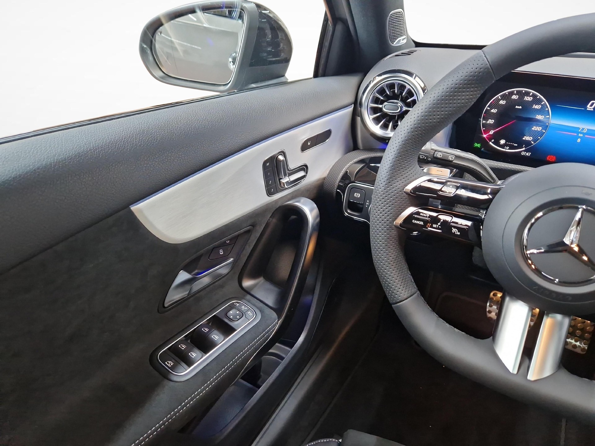 MERCEDES-BENZ A 200 Night Star AMG Line Special Edition-image-7